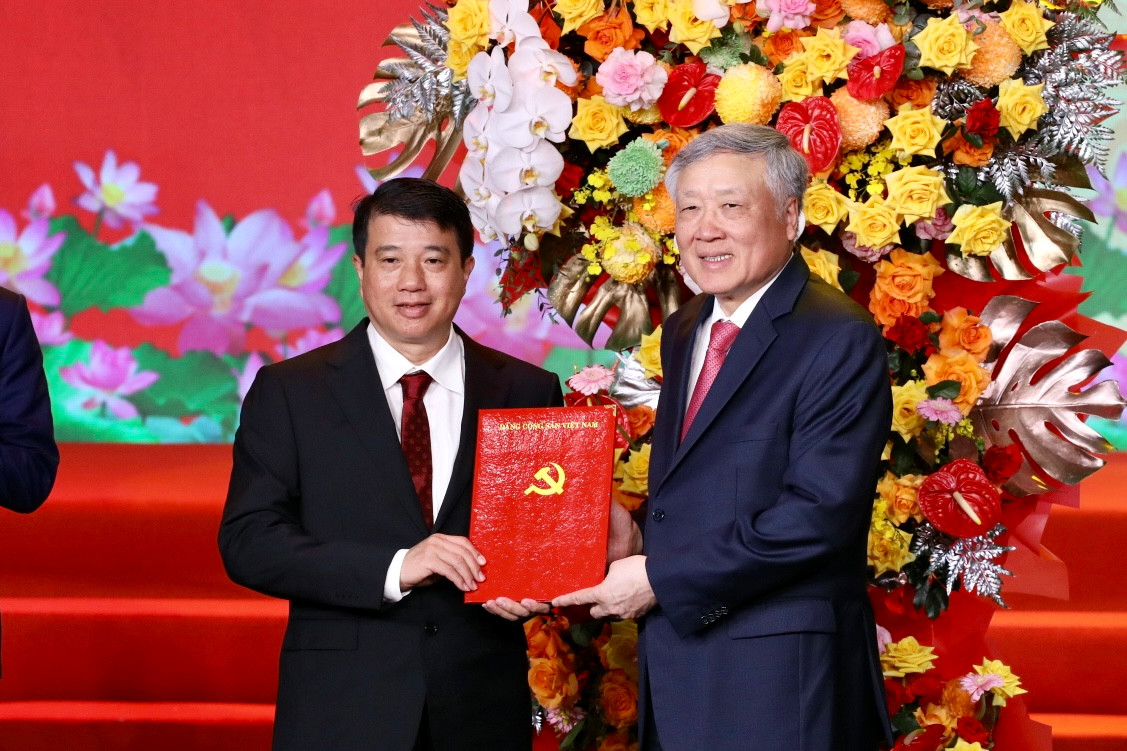 Phó Thủ tướng Thường trực Chính phủ Nguyễn Hòa Bình trao Quyết định cho tân Bí thư Tỉnh uỷ Lâm Đồng.