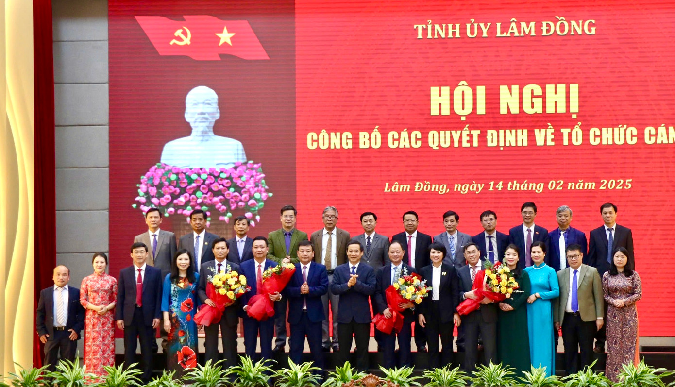 Lãnh đạo tỉnh Lâm Đồng tặng hoa chúc mừng các nhân sự mới.