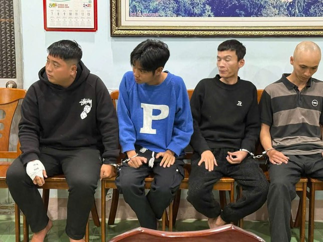 Bốn nghi phạm tại cơ quan công an.