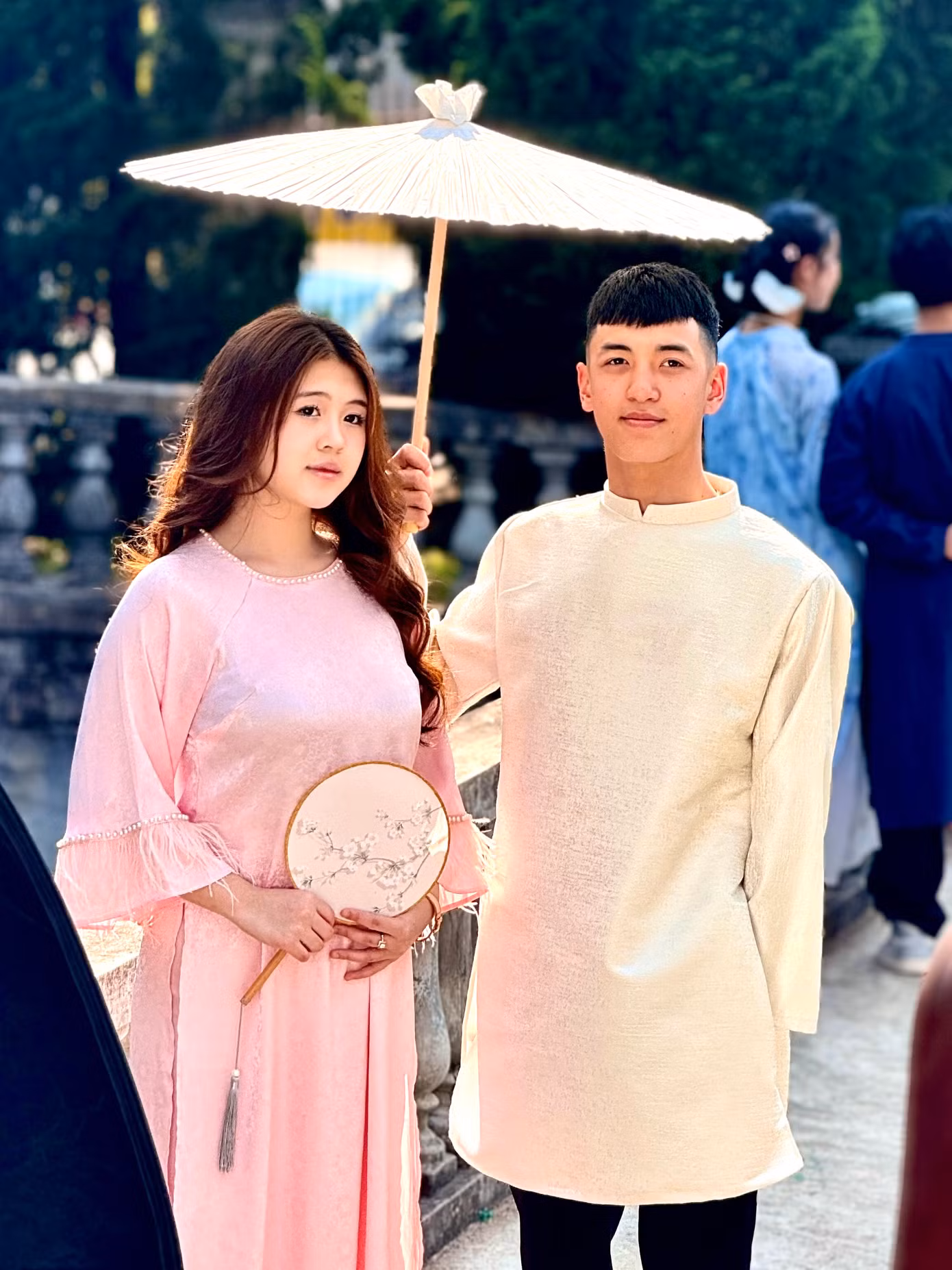 Một cặp đôi chụp cạnh hồ cá mới được cải tạo trong khuôn viên chùa. Ảnh: Thái Lâm