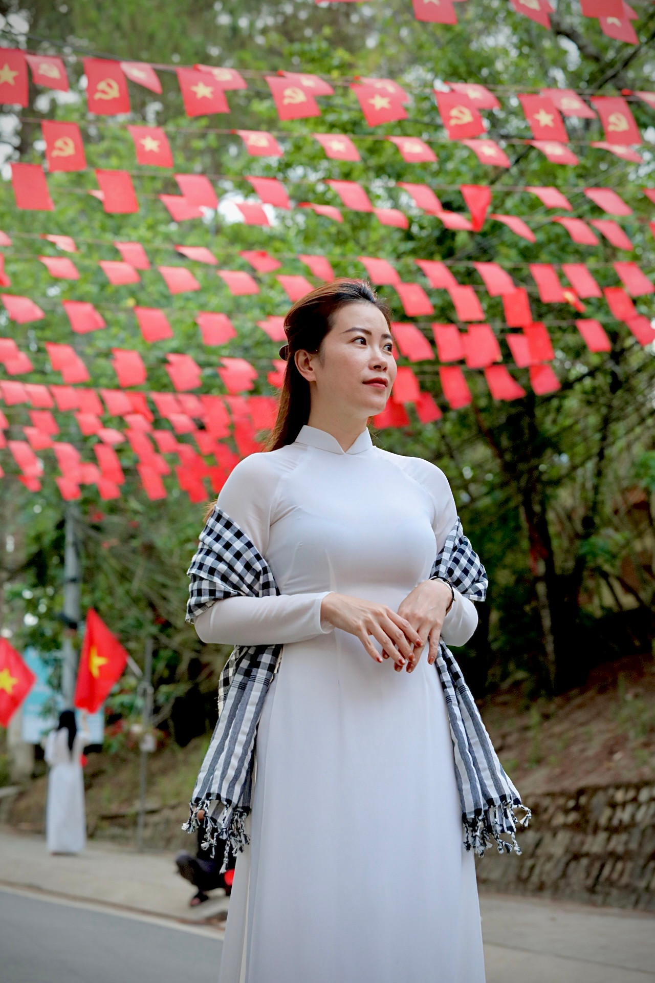 Những tà áo dài tung bay trong gió, hòa cùng sắc đỏ sao vàng trên con đường đẹp nhất Đà Lạt.