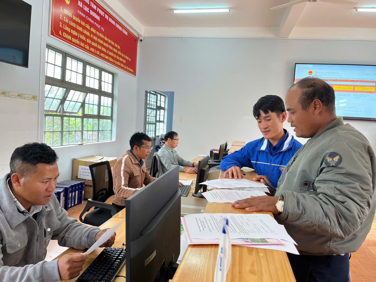 Ghi nhận tại Trung tâm Phục vụ hành chính công xã Lạc Dương, nhiều ĐVTN đã có mặt tại bộ phận Một cửa của xã từ sớm để sẵn sàng hỗ trợ người dân.