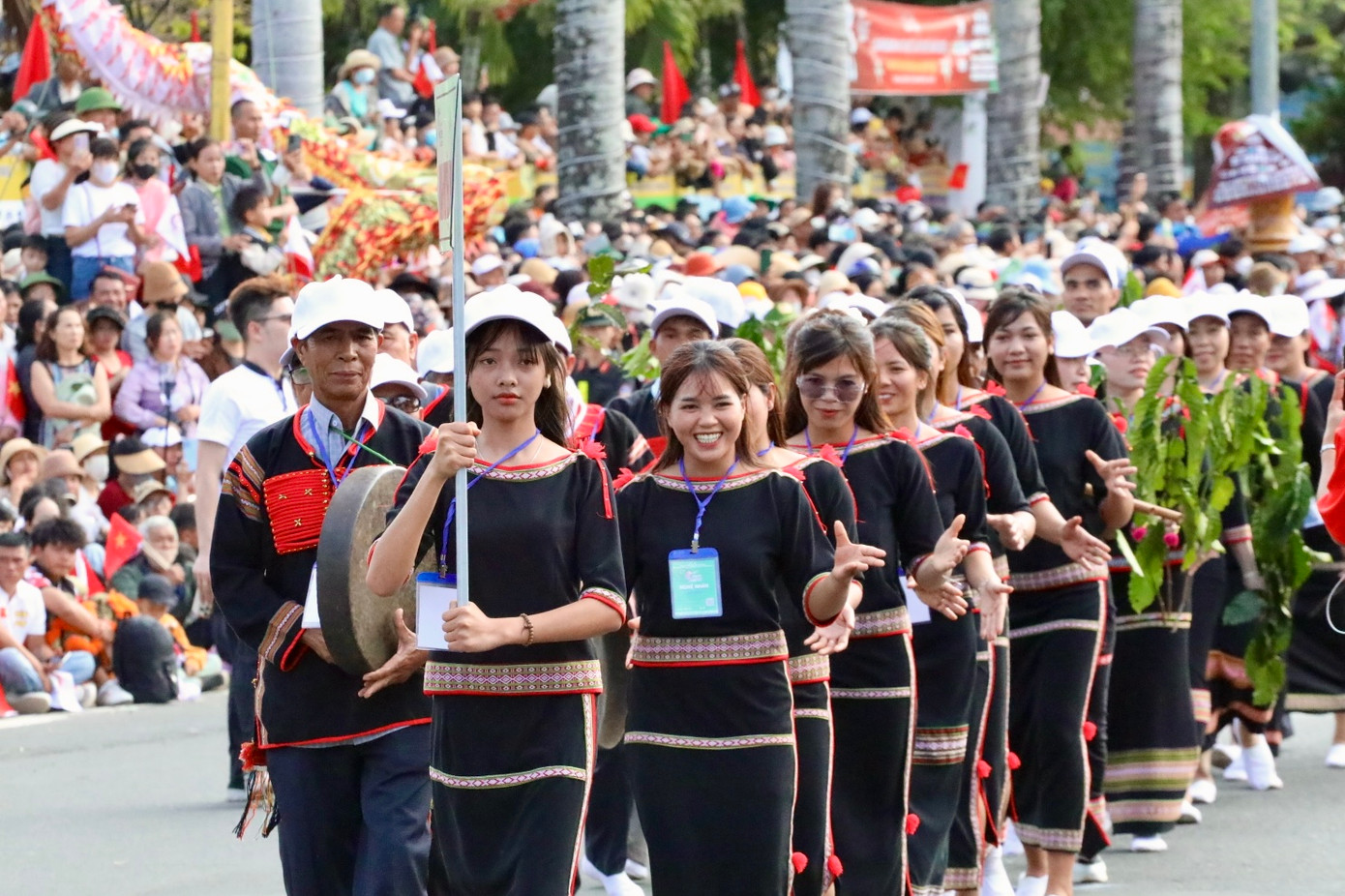 Đoàn 15 huyện, thị xã, thành phố Buôn Ma Thuột phấn khởi diễu hành qua tượng đài.