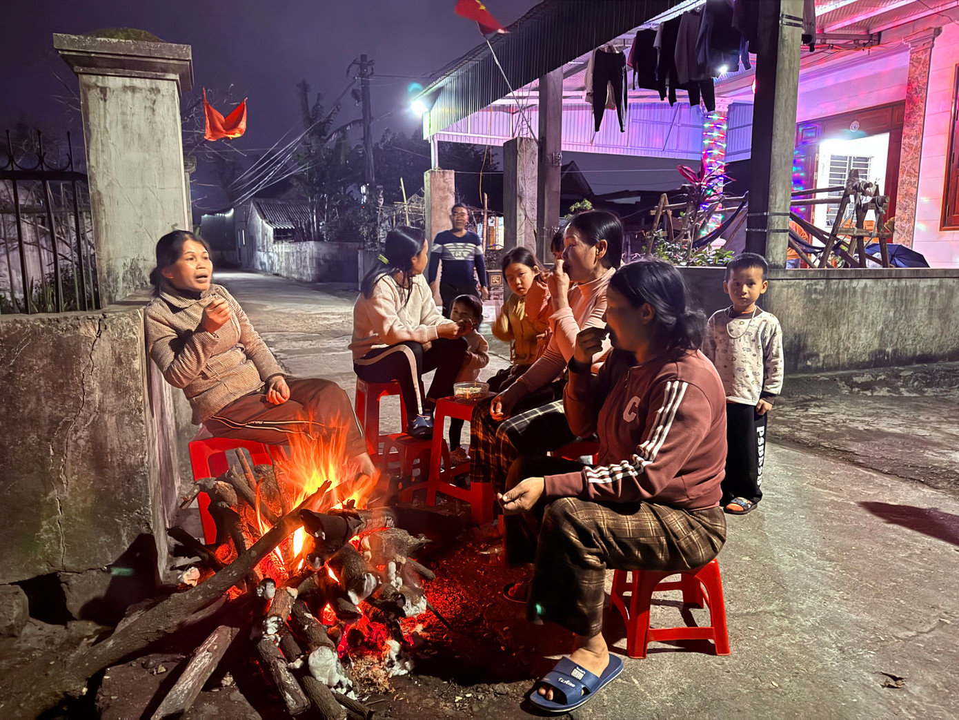 Người dân sum vầy bên nhau đón năm mới. Người dân sum vầy bên nhau đón năm mới.