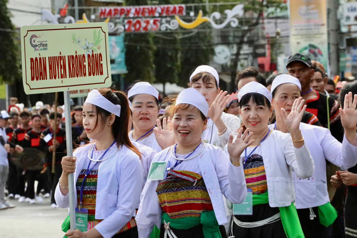 Lễ hội còn là nơi gửi gắm niềm tự hào của cộng đồng 49 dân tộc đang sinh sống trên quê hương Đắk Lắk, niềm vui lao động của hàng ngàn nông dân, công nhân trồng và sản xuất cà phê tại vùng đất cao nguyên này.