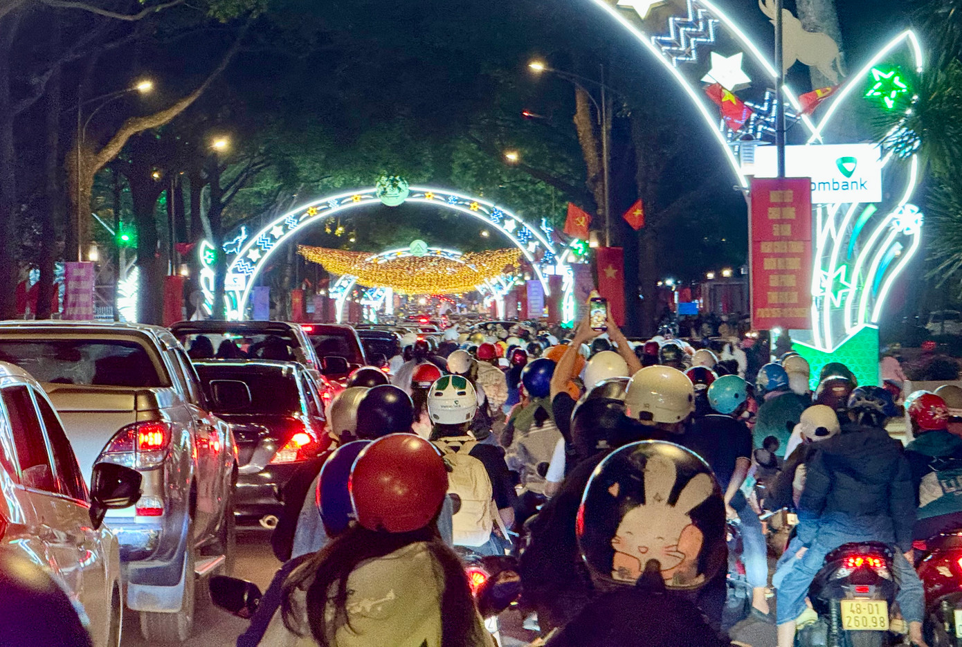 Khoảng 20h, tuyến đường Lê Duẩn chật kín, các phương tiện nối đuôi nhau không thể di chuyển. Khoảng 20h, tuyến đường Lê Duẩn chật kín, các phương tiện nối đuôi nhau không thể di chuyển.