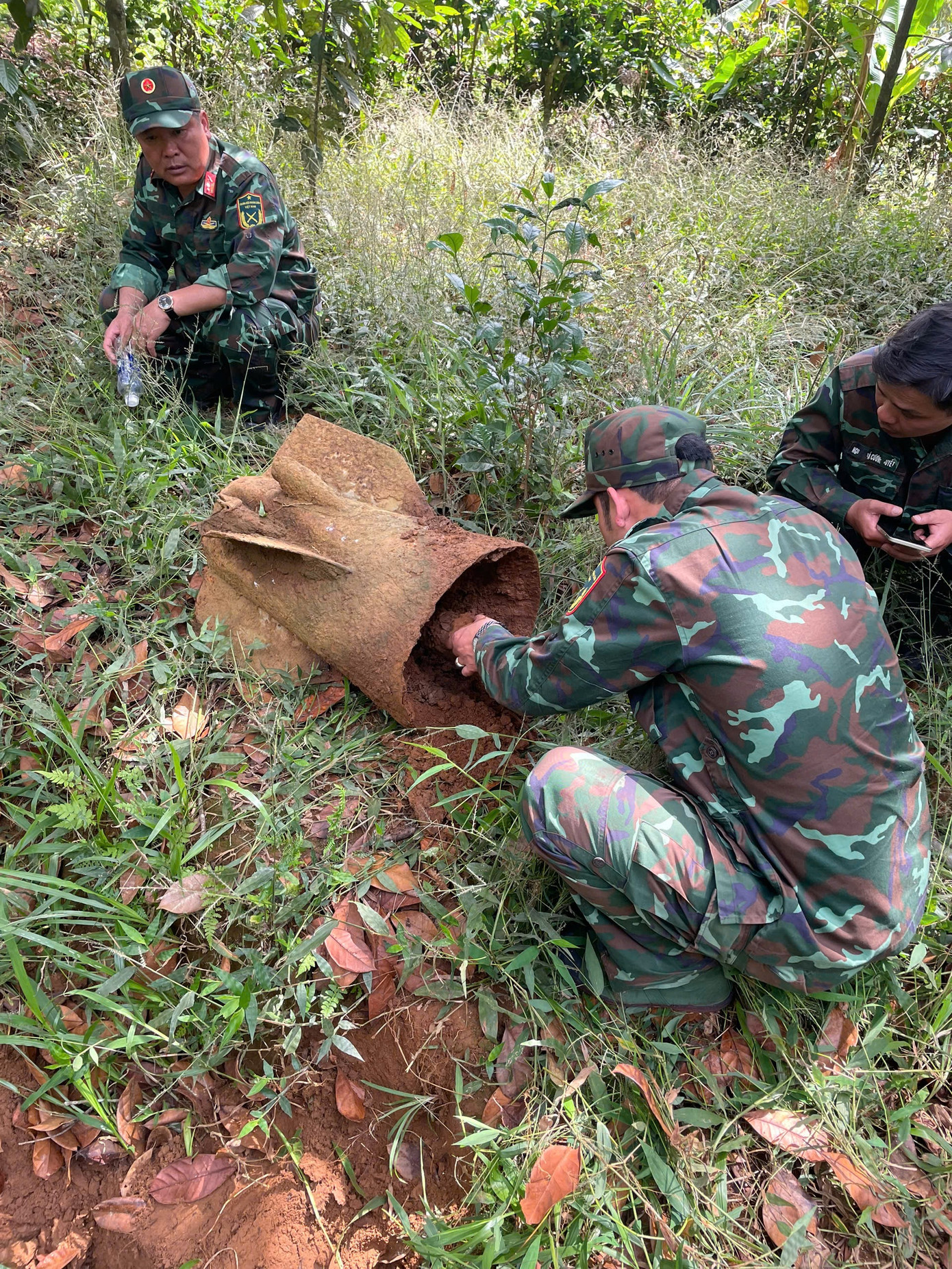 Lực lượng Công binh xử lý thành công quả bom lộ thiên được người dân phát hiện. Lực lượng Công binh xử lý thành công quả bom lộ thiên được người dân phát hiện.
