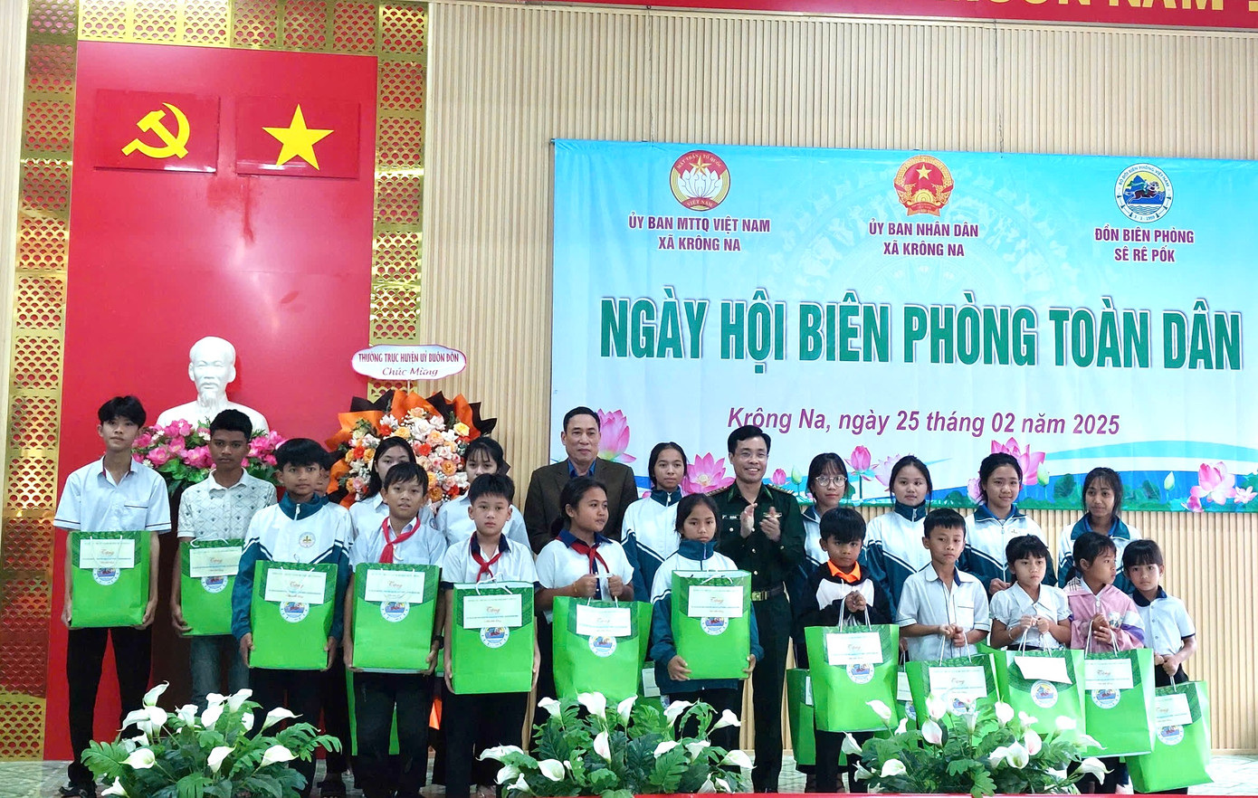 Học sinh nhận học bổng "Nâng bước em tới trường". Học sinh nhận học bổng "Nâng bước em tới trường".