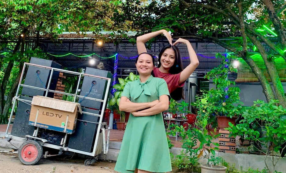 Cô Phạm Thị Bích Nhi (giáo viên chủ nhiệm ba năm cấp 3) của Hoa hậu Hà Trúc Linh. Cô Phạm Thị Bích Nhi (giáo viên chủ nhiệm ba năm cấp 3) của Hoa hậu Hà Trúc Linh.