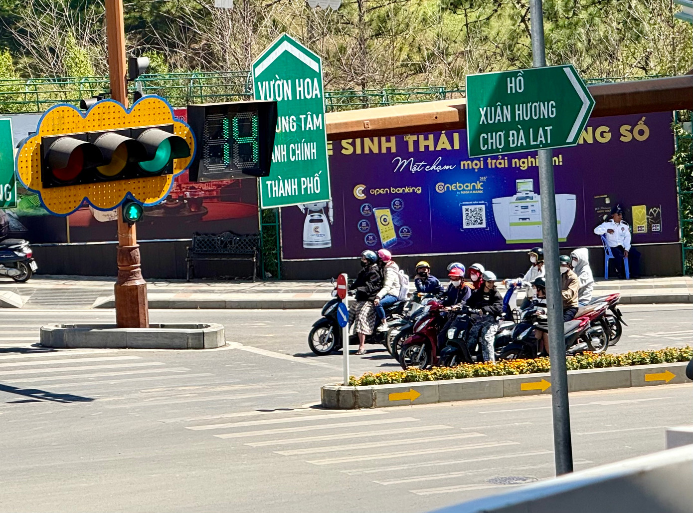 Theo lãnh đạo Công an TP Đà Lạt, sau 7 ngày (từ ngày 1-7/1/2025) triển khai các quy định của Luật Trật tự, an toàn giao thông đường bộ và các nghị định liên quan (Nghị định 168), ý thức của người dân, du khách dần đi vào kỷ cương, chấp hành tốt hơn các quy định khi tham gia giao thông.