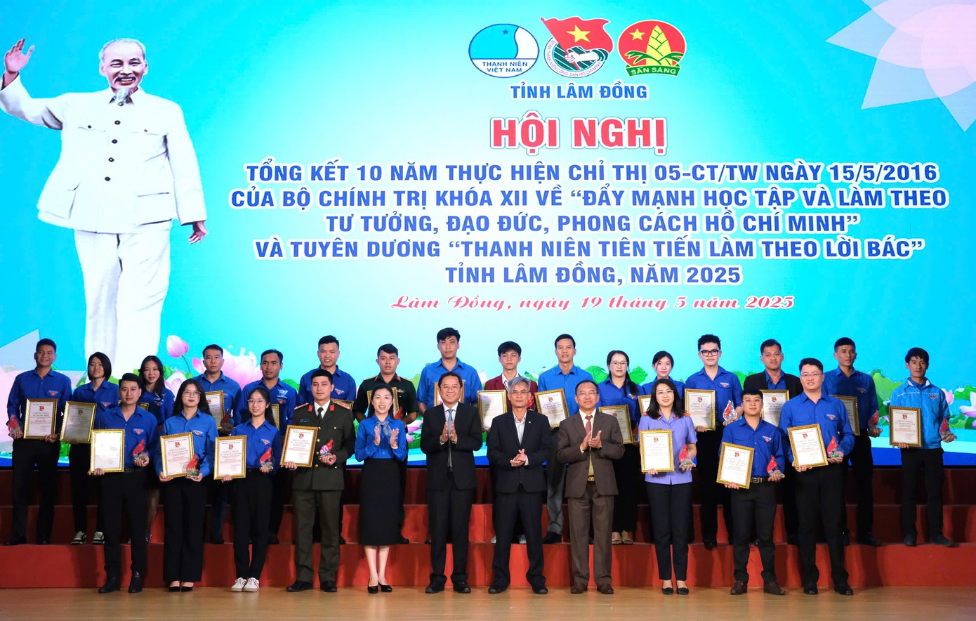 Dịp này, Ban Thường vụ Tỉnh Đoàn Lâm Đồng đã tuyên dương 17 tập thể và 28 cá nhân có thành tích xuất sắc trong thực hiện Chỉ thị 05, tiêu biểu trong nhiều lĩnh vực và địa phương trên toàn tỉnh.