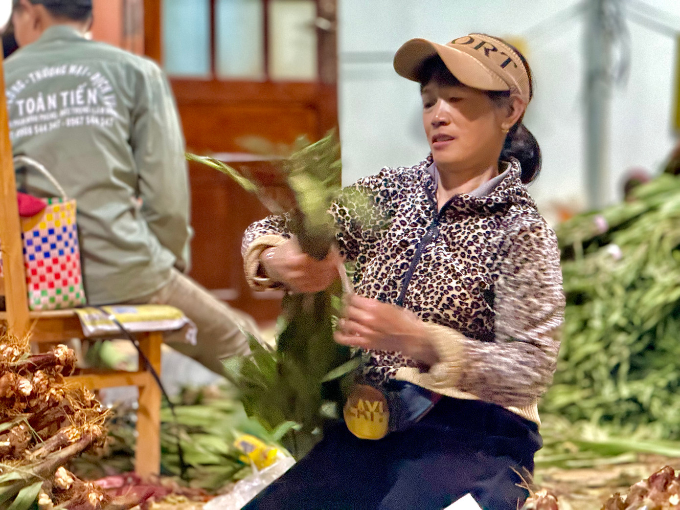 Theo chị Tiên, công việc này không yêu cầu sự khéo léo, nhưng lại đòi hỏi sức khỏe tốt và khả năng làm việc nhanh chóng để kịp hoàn thành số lượng hoa trong ngày. "Đa số, các công nhân phải nhặt, bó đến 1-2h sáng, vì thời điểm này số lượng hoa nhập về rất lớn", chị Tiên bộc bạch. Ảnh: Thái Lâm.