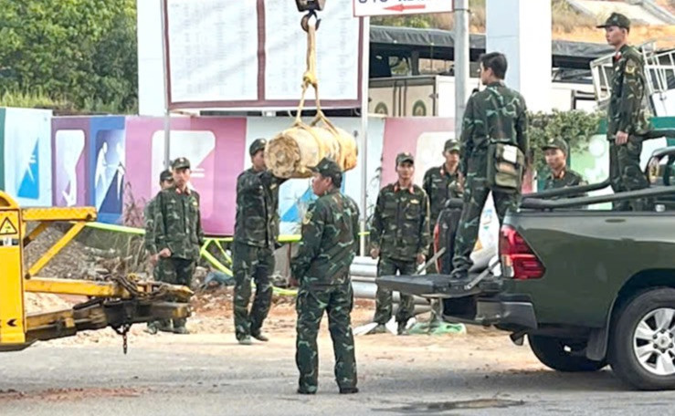 Lực lượng chức năng di chuyển bom đến nơi xử lý theo quy định. Lực lượng chức năng di chuyển bom đến nơi xử lý theo quy định.