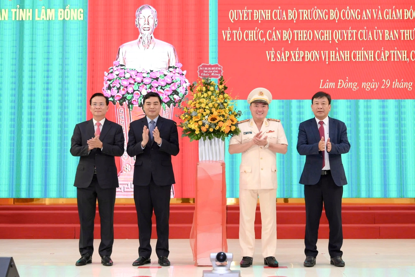Lãnh đạo tỉnh Lâm Đồng, Bình Thuận, Đắk Nông tặng hoa chúc mừng Giám đốc Công an tỉnh Lâm Đồng (mới), Lãnh đạo tỉnh Lâm Đồng, Bình Thuận, Đắk Nông tặng hoa chúc mừng Giám đốc Công an tỉnh Lâm Đồng (mới),
