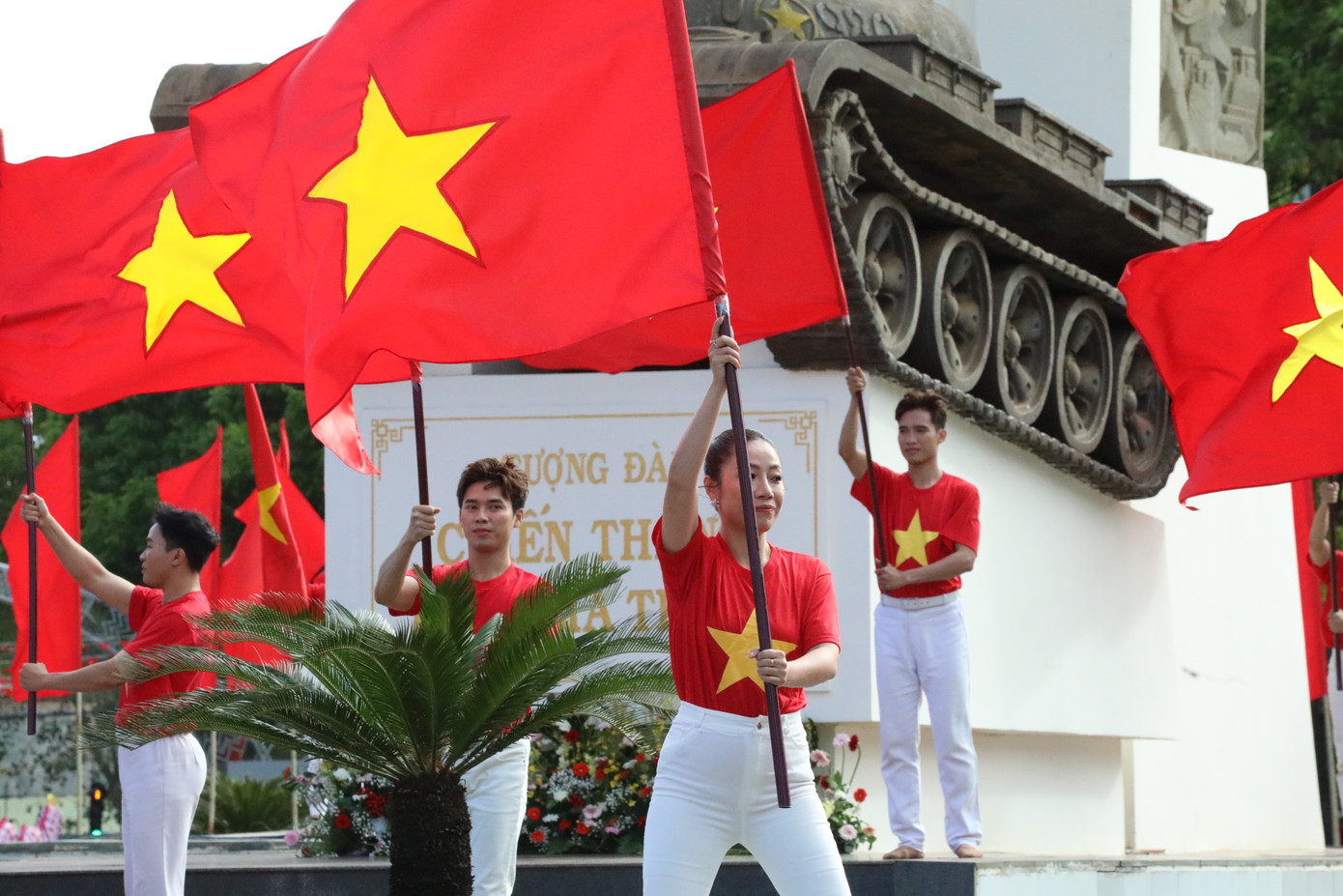 Cờ Tổ quốc bay phất phới dưới Tượng đài Chiến thắng Buôn Ma Thuột.