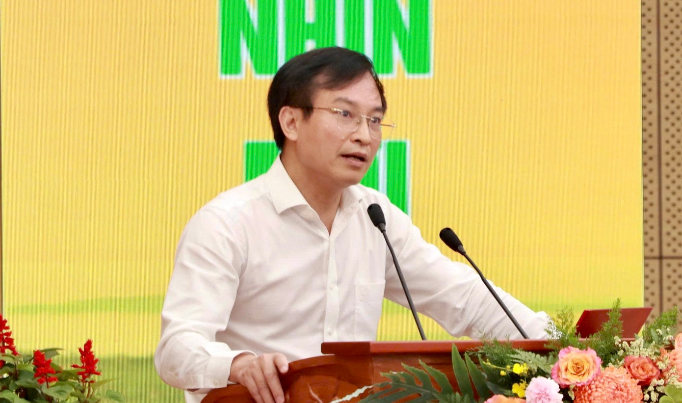 PGS.TS Bùi Văn Huyền tham luận tại hội thảo. PGS.TS Bùi Văn Huyền tham luận tại hội thảo.