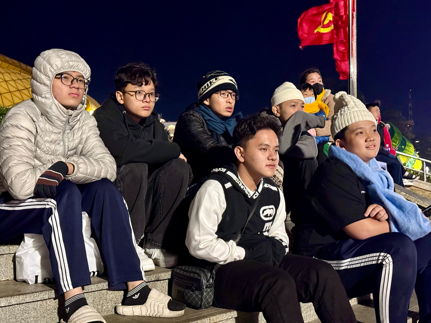 Nhóm bạn trẻ đến từ Cần Thơ chăm chú theo dõi trận đấu.