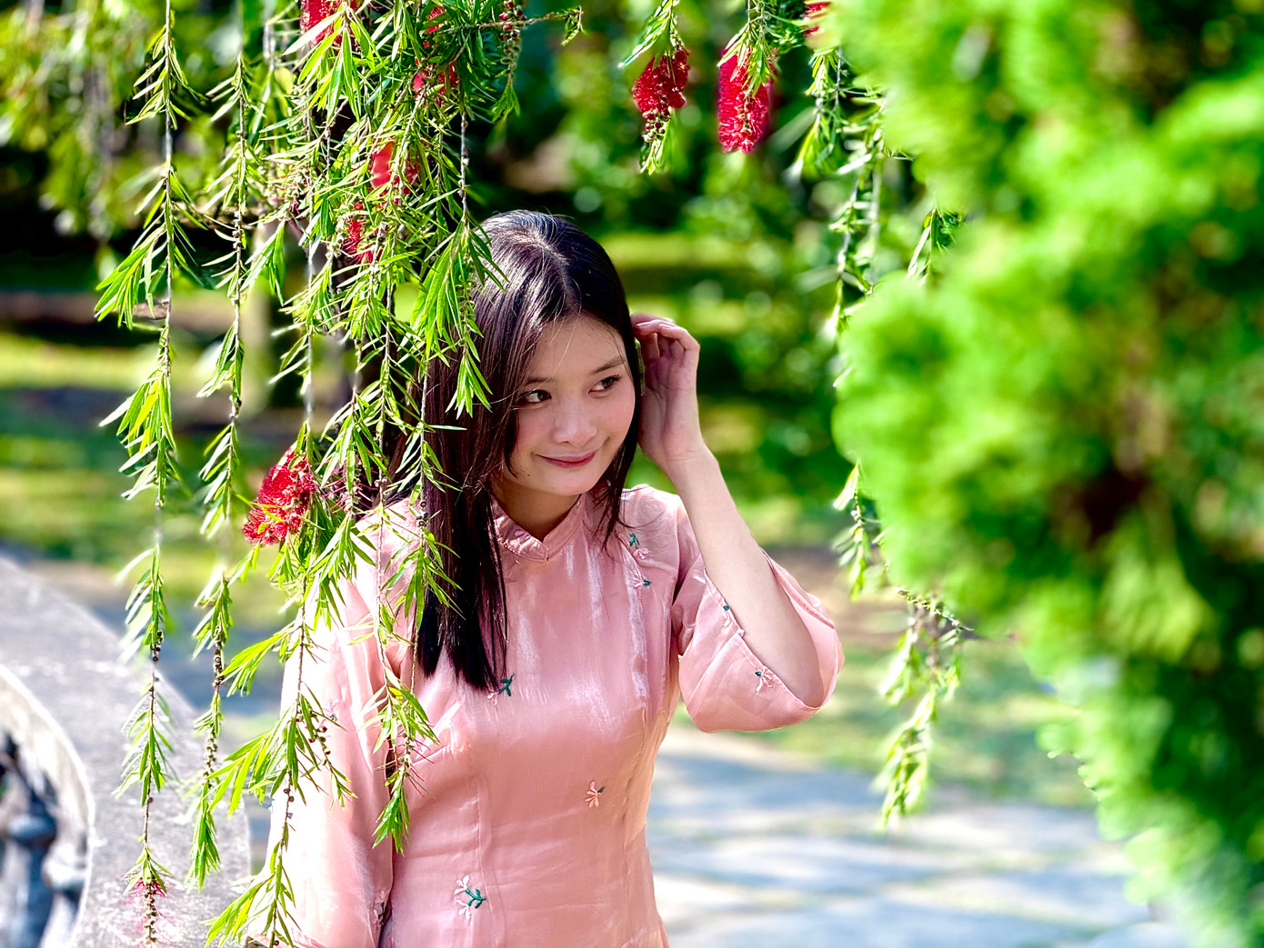 Dù đứng ở góc nào trong chùa, các bạn trẻ cũng có thể chụp được ảnh đẹp đón Tết. "Không gian trong chùa xanh ngát, nhiều tiểu cảnh, vì vậy chúng em đứng góc nào cũng chụp được ảnh đẹp. Đây là lần thứ 2 chúng em chụp ở chùa khi đến Đà Lạt dịp cận Tết", bạn Trương Lệ Hằng - du khách đến từ TPHCM chia sẻ. Ảnh: Thái Lâm