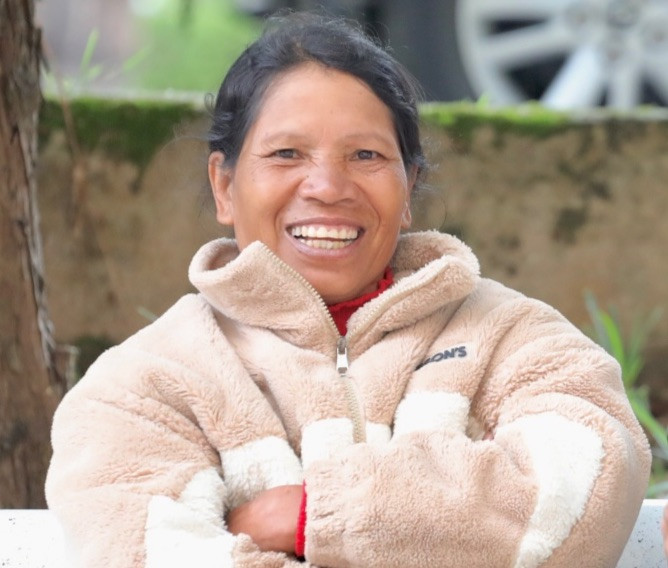 Ngồi ở ghế đá, bà K&apos;ja Nga (52 tuổi, trú tổ dân phố Đăng Gia Rít B, phường Lang Biang - Đà Lạt) cho biết rất vui khi hoàn thành các thủ tục giấy khai sinh cho cháu ngoại một cách nhanh chóng.