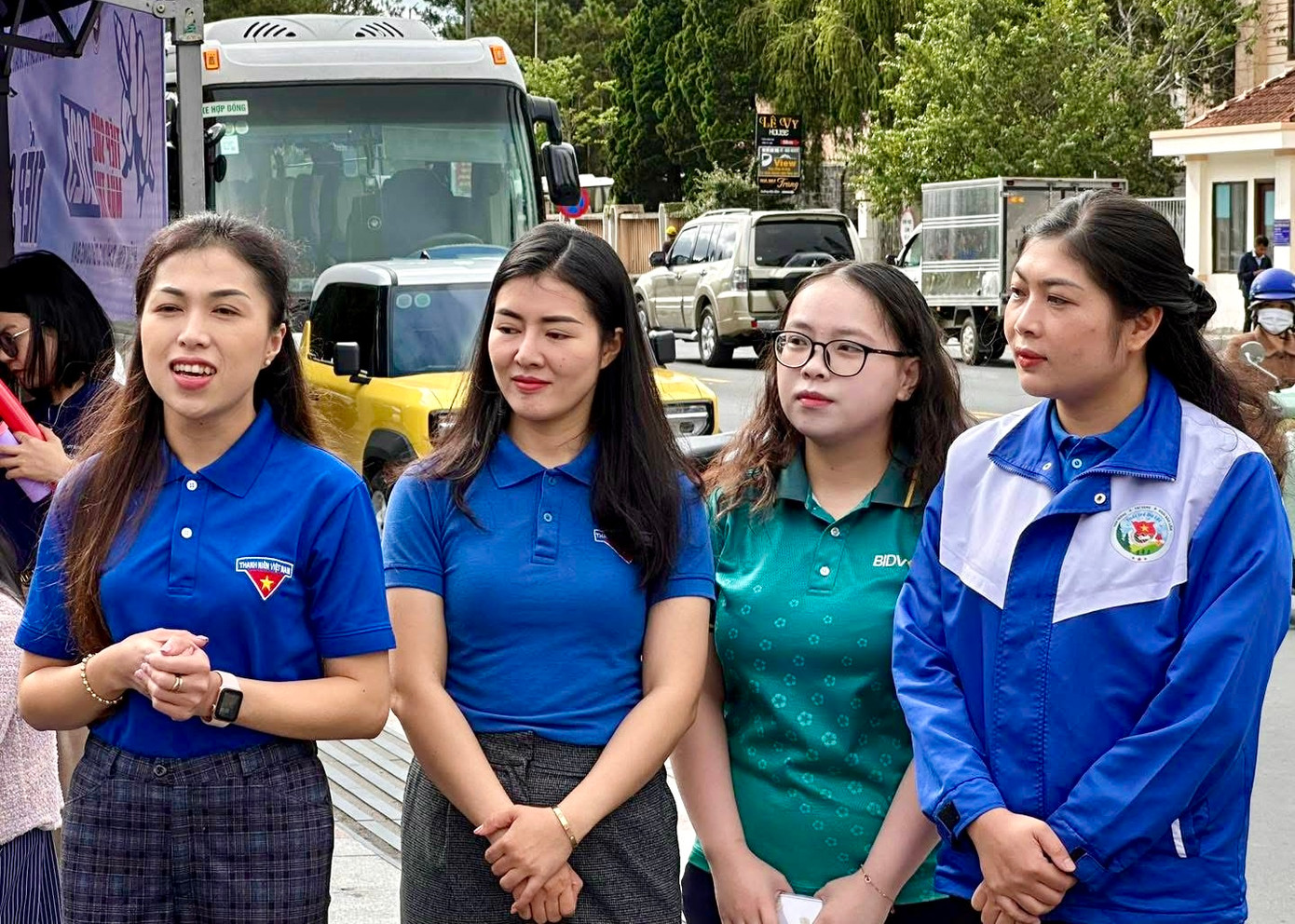 Phó Bí thư Tỉnh Đoàn Lâm Đồng đánh giá cao sự chủ động, linh hoạt của các đội hình thanh niên tình nguyện. Đồng thời bày tỏ mong muốn các bạn trẻ tiếp tục phát huy tinh thần đoàn kết, trách nhiệm, không quản thời tiết khắc nghiệt, hoàn thành tốt nhiệm vụ tiếp sức cho các sĩ tử.