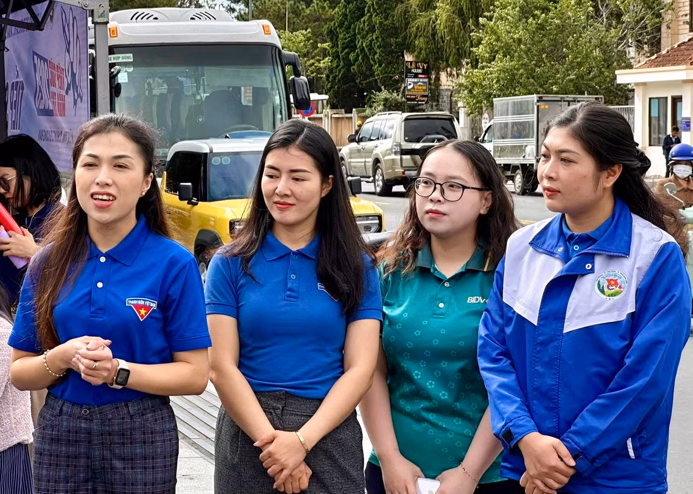 Phó Bí thư Tỉnh Đoàn Lâm Đồng đánh giá cao sự chủ động, linh hoạt của các đội hình thanh niên tình nguyện. Đồng thời bày tỏ mong muốn các bạn trẻ tiếp tục phát huy tinh thần đoàn kết, trách nhiệm, không quản thời tiết khắc nghiệt, hoàn thành tốt nhiệm vụ tiếp sức cho các sĩ tử.