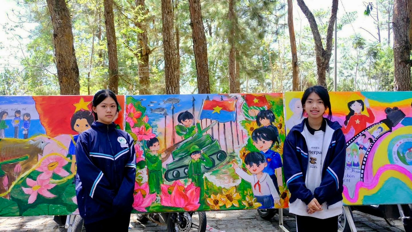 Đặc biệt, trong ngày hội xuất hiện nhiều tác phẩm vẽ về đoàn viên, thanh niên đầy màu sắc rực rỡ.