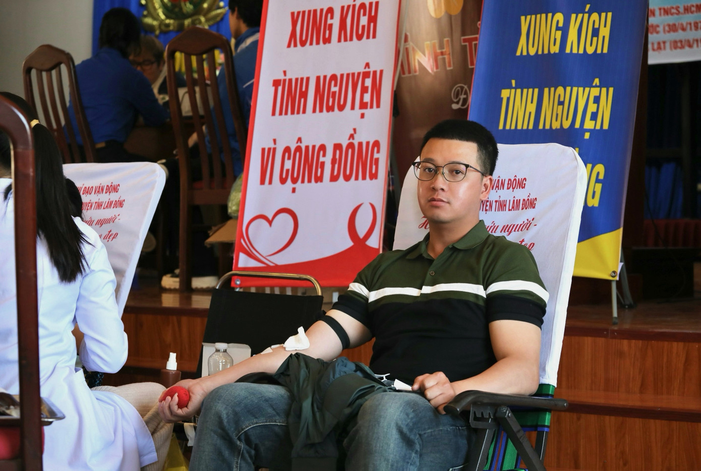 "Đây là lần thứ 33 tôi tham gia hiến máu. Mỗi lần hiến máu, dù đường xa hay khó khăn thế nào, tôi luôn nghĩ đóng góp nhỏ của mình có thể cứu sống một người. Lần này, tôi di chuyển gần 30km từ xã Mê Linh (huyện Lâm Hà) lên TP Đà Lạt, khi nghĩ đến việc giọt máu của mình có thể mang lại sự sống, tôi cảm thấy xứng đáng", anh Cao Phạm Minh Sơn, cán bộ địa chính xã Mê Linh chia sẻ.