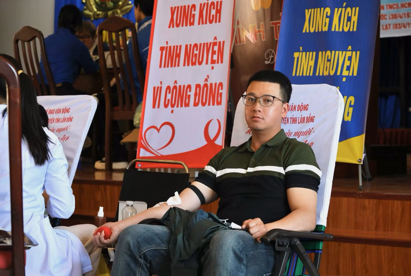 "Đây là lần thứ 33 tôi tham gia hiến máu. Mỗi lần hiến máu, dù đường xa hay khó khăn thế nào, tôi luôn nghĩ đóng góp nhỏ của mình có thể cứu sống một người. Lần này, tôi di chuyển gần 30km từ xã Mê Linh (huyện Lâm Hà) lên TP Đà Lạt, khi nghĩ đến việc giọt máu của mình có thể mang lại sự sống, tôi cảm thấy xứng đáng", anh Cao Phạm Minh Sơn, cán bộ địa chính xã Mê Linh chia sẻ.