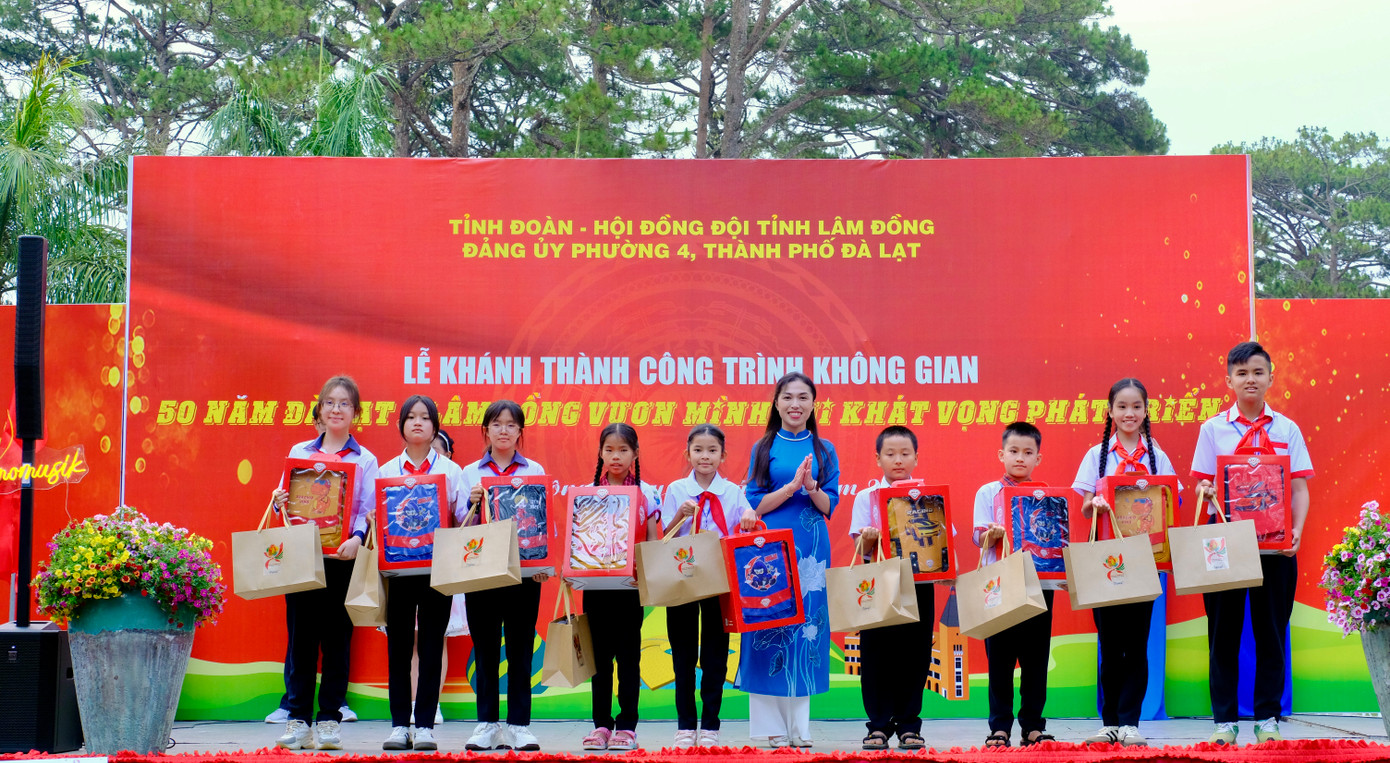 Ban Tổ chức trao tặng 84 ba lô cho 84 đại biểu thiếu nhi được tuyên dương Cháu ngoan Bác Hồ cấp tỉnh.