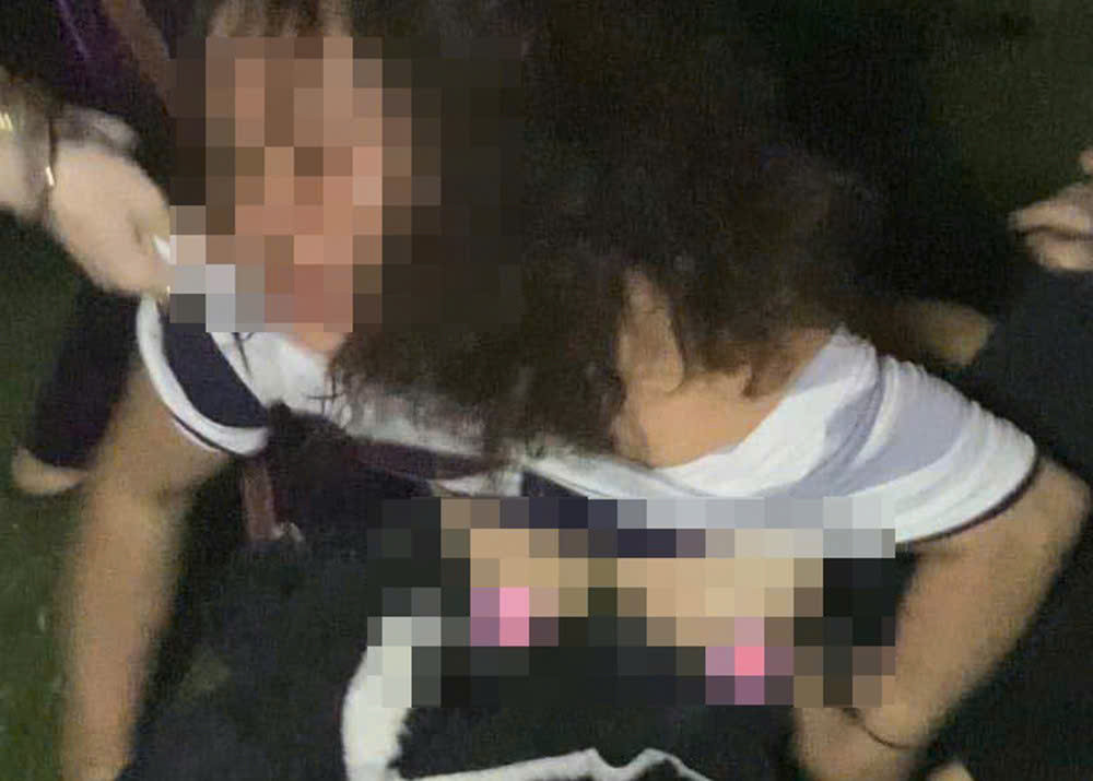 Bà Hoa lao vào túm, giật tóc, lột quần áo, chửi bới và đổ nước mắm lên người bà L.T.H trước đám đông. Ảnh chụp màn hình. Bà Hoa lao vào túm, giật tóc, lột quần áo, chửi bới và đổ nước mắm lên người bà L.T.H trước đám đông. Ảnh chụp màn hình.