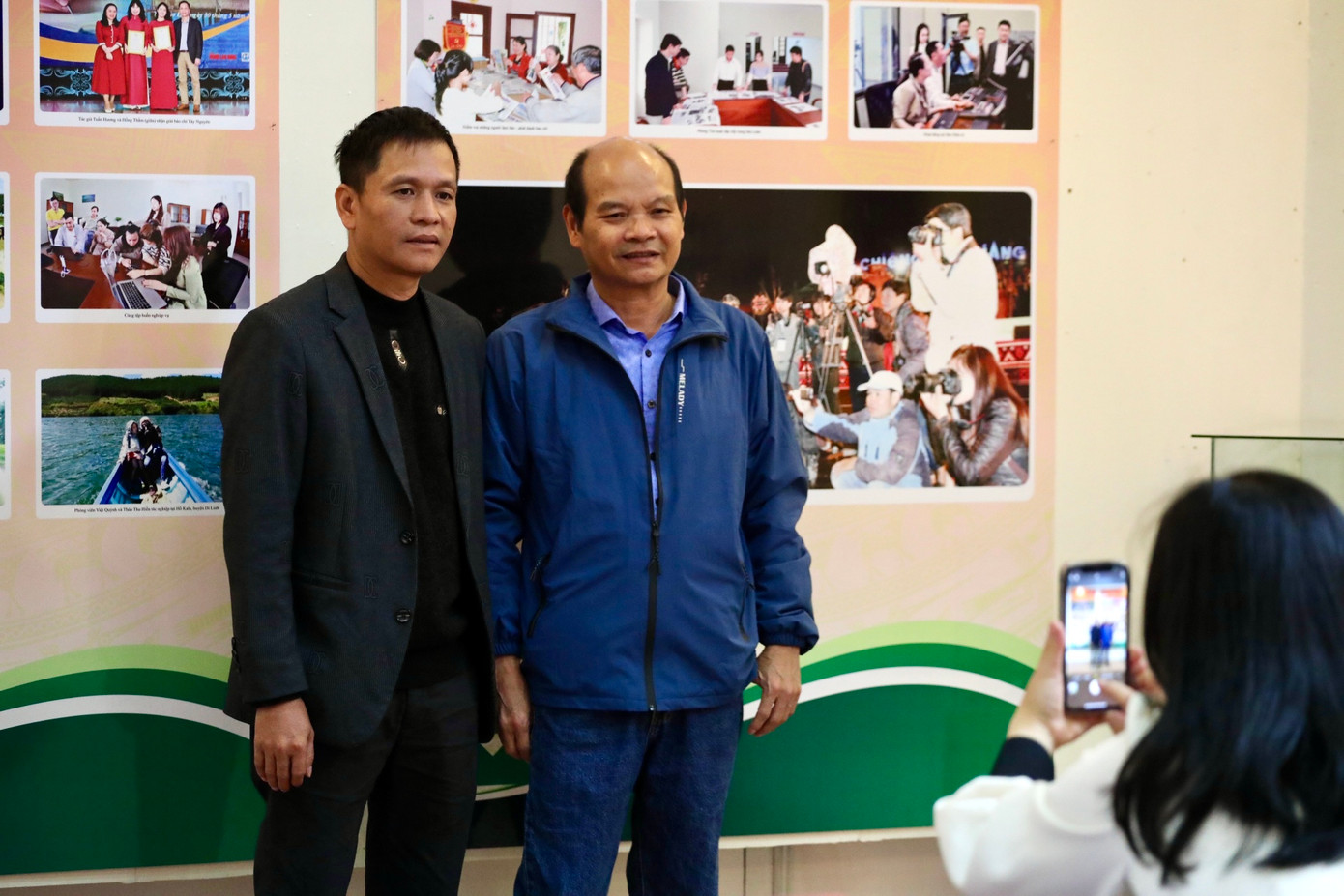 Du khách tham quan, check-in không gian trưng bày hiện vật, kỷ vật, máy móc thiết bị, phương tiện tác nghiệp của các nhà báo tại Lâm Đồng. Địa điểm trên sẽ mở cửa từ nay đến hết 18/6.