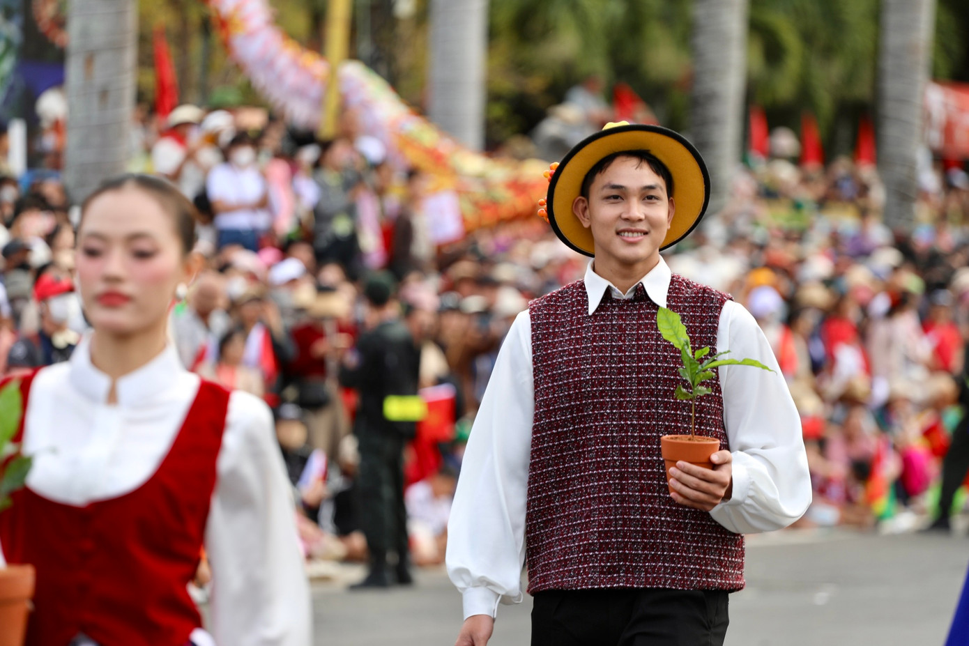 Đoàn nghệ sĩ hóa trang cầm trên tay những chậu cà phê.