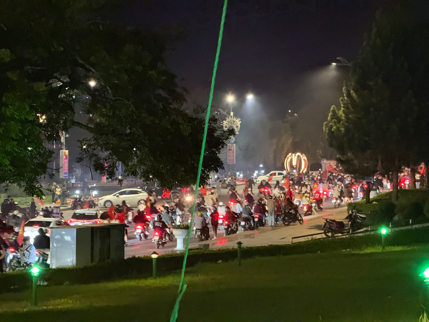 Dòng người hướng về Quảng trường Lâm Viên. Ảnh: Thái Lâm.