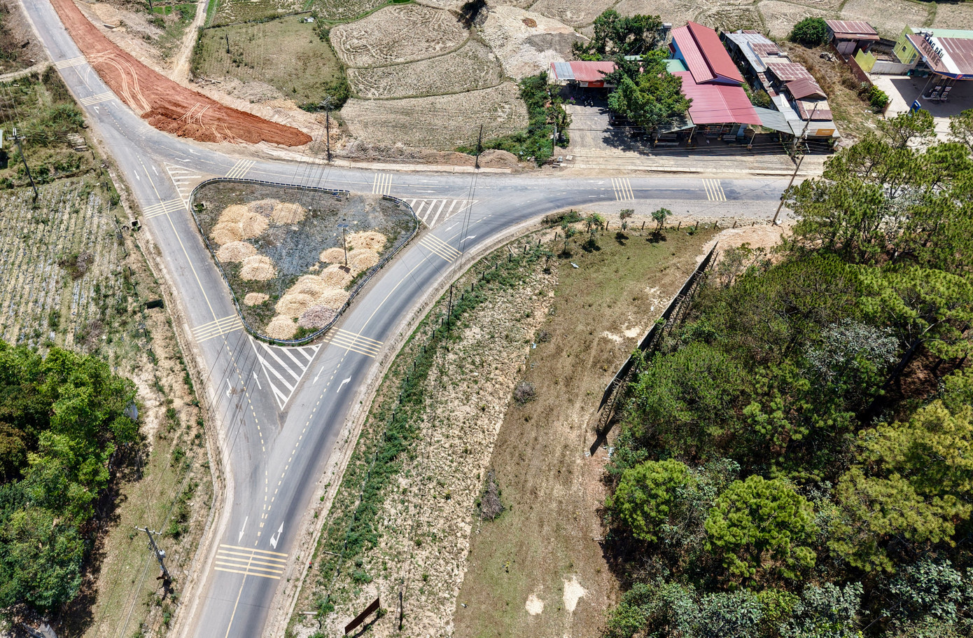 Ông Nguyễn Văn Gia - Giám đốc Sở Xây dựng Lâm Đồng - cho biết, gói thầu dự án mở rộng, nâng cấp quốc lộ 28B dự kiến hoàn thành vào cuối năm nay. Toàn tuyến quốc lộ dự kiến hoàn vào tháng 6/2026. "Quốc lộ 28B là tuyến ngắn nhất kết nối tỉnh Lâm Đồng với quốc lộ 1, cao tốc Bắc Nam phía Đông, đường sắt Bắc - Nam và kết nối với cảng Vĩnh Tân", ông Gia nói.