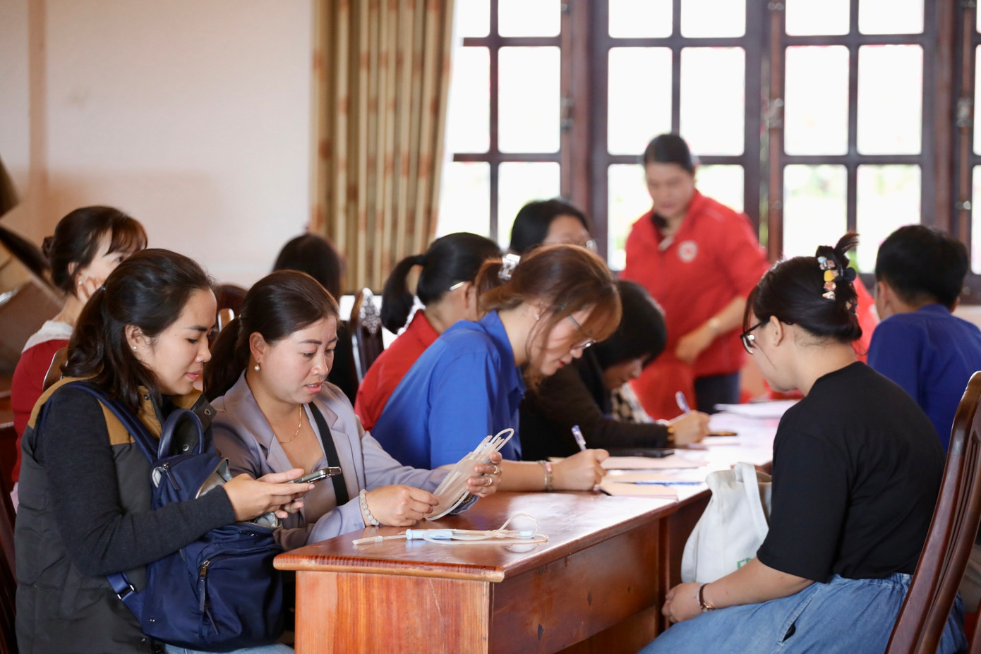 Người dân cùng nhiều bạn trẻ đã có mặt từ sáng sớm để tham gia hiến máu.