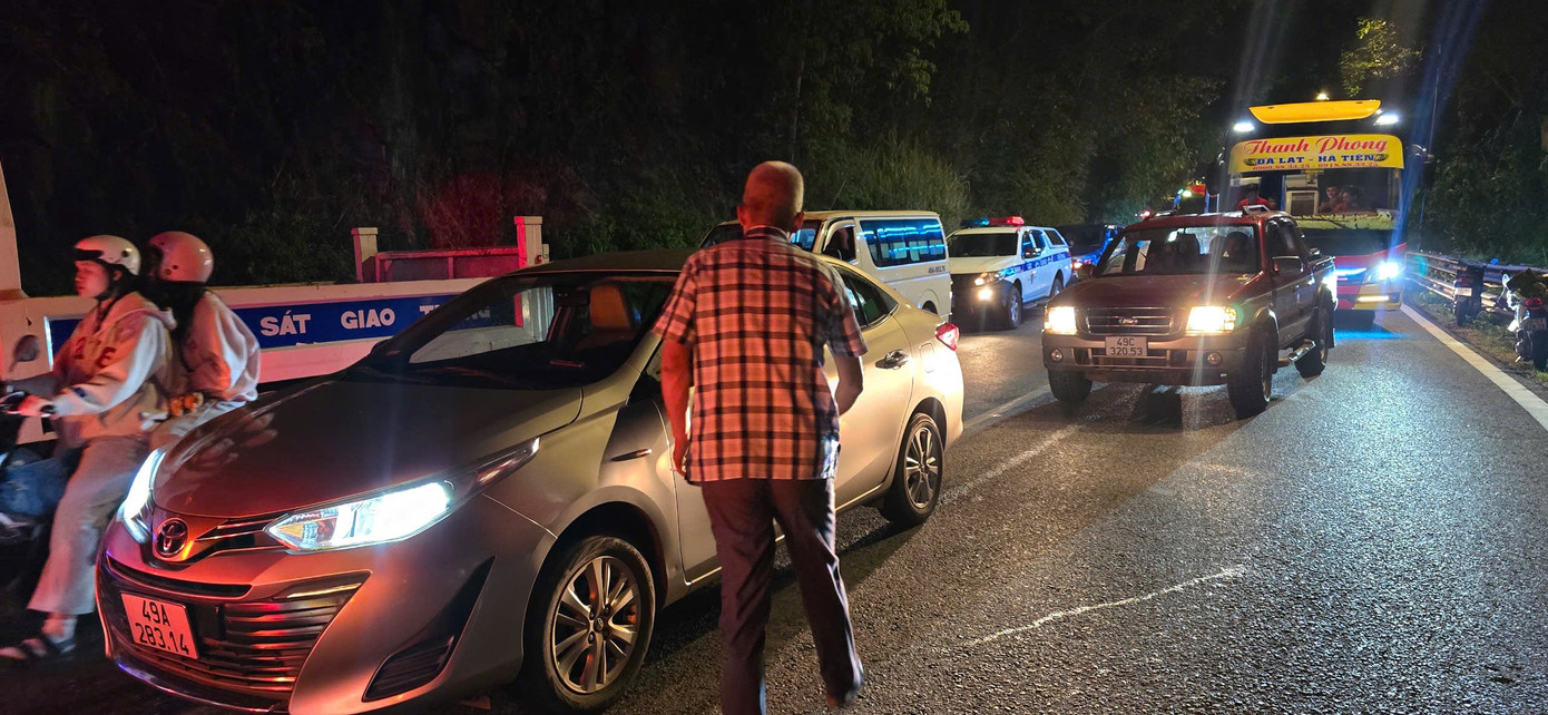 Vụ tai nạn khiến đường đèo Bảo Lộc kẹt cục bộ nhiều giờ.