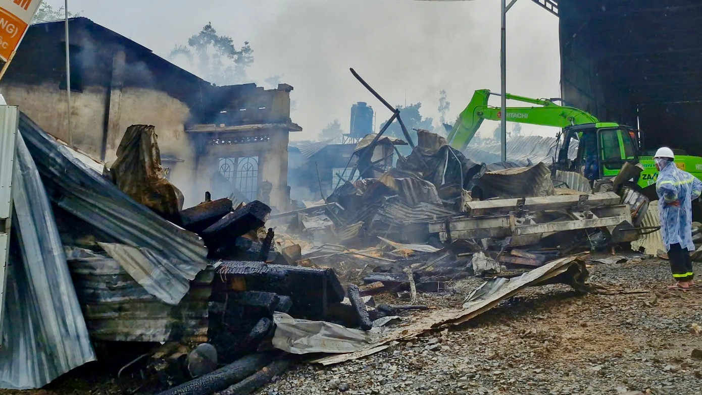 Nhà xưởng sau vụ cháy Nhà xưởng sau vụ cháy