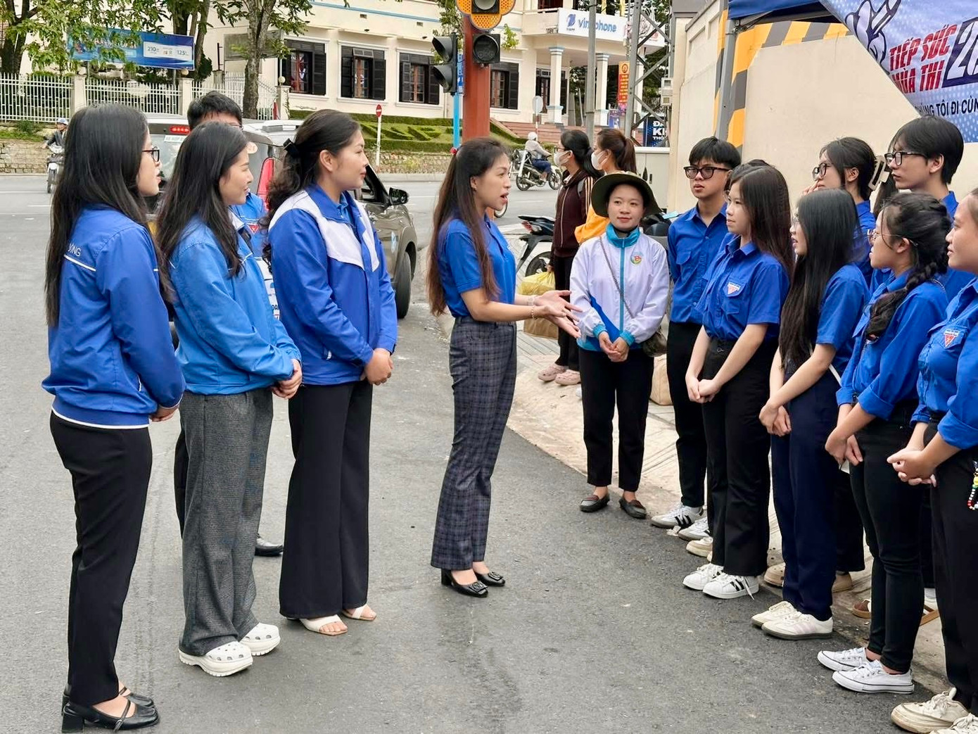 Phó Bí thư Tỉnh Đoàn Lâm Đồng đánh giá cao sự chủ động, linh hoạt của các đội hình thanh niên tình nguyện. Đồng thời bày tỏ mong muốn các bạn trẻ tiếp tục phát huy tinh thần đoàn kết, trách nhiệm, không quản thời tiết khắc nghiệt, hoàn thành tốt nhiệm vụ tiếp sức cho các sĩ tử.