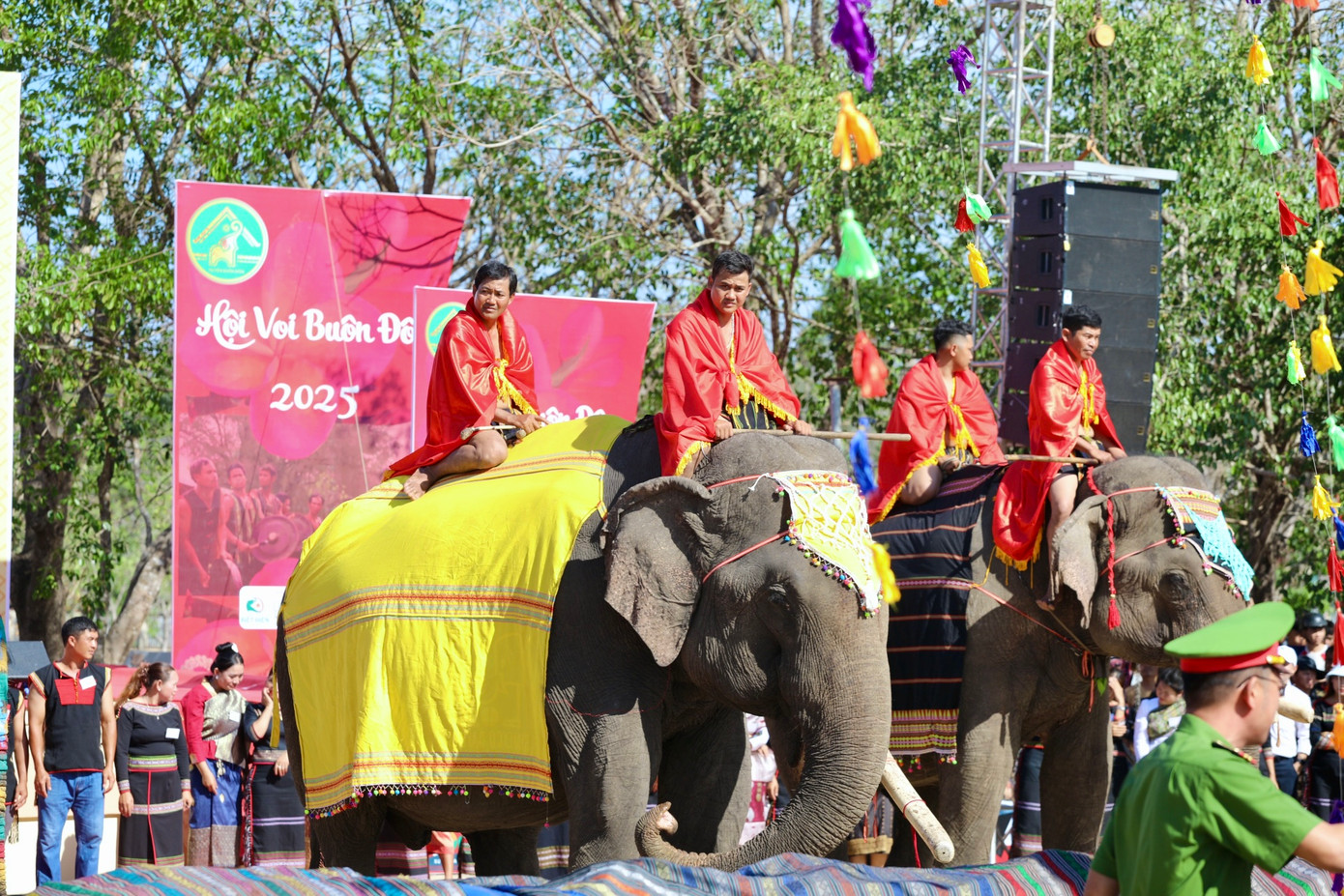 Các chú voi được trang trí bằng các phụ kiện truyền thống, thể hiện sự tôn kính.