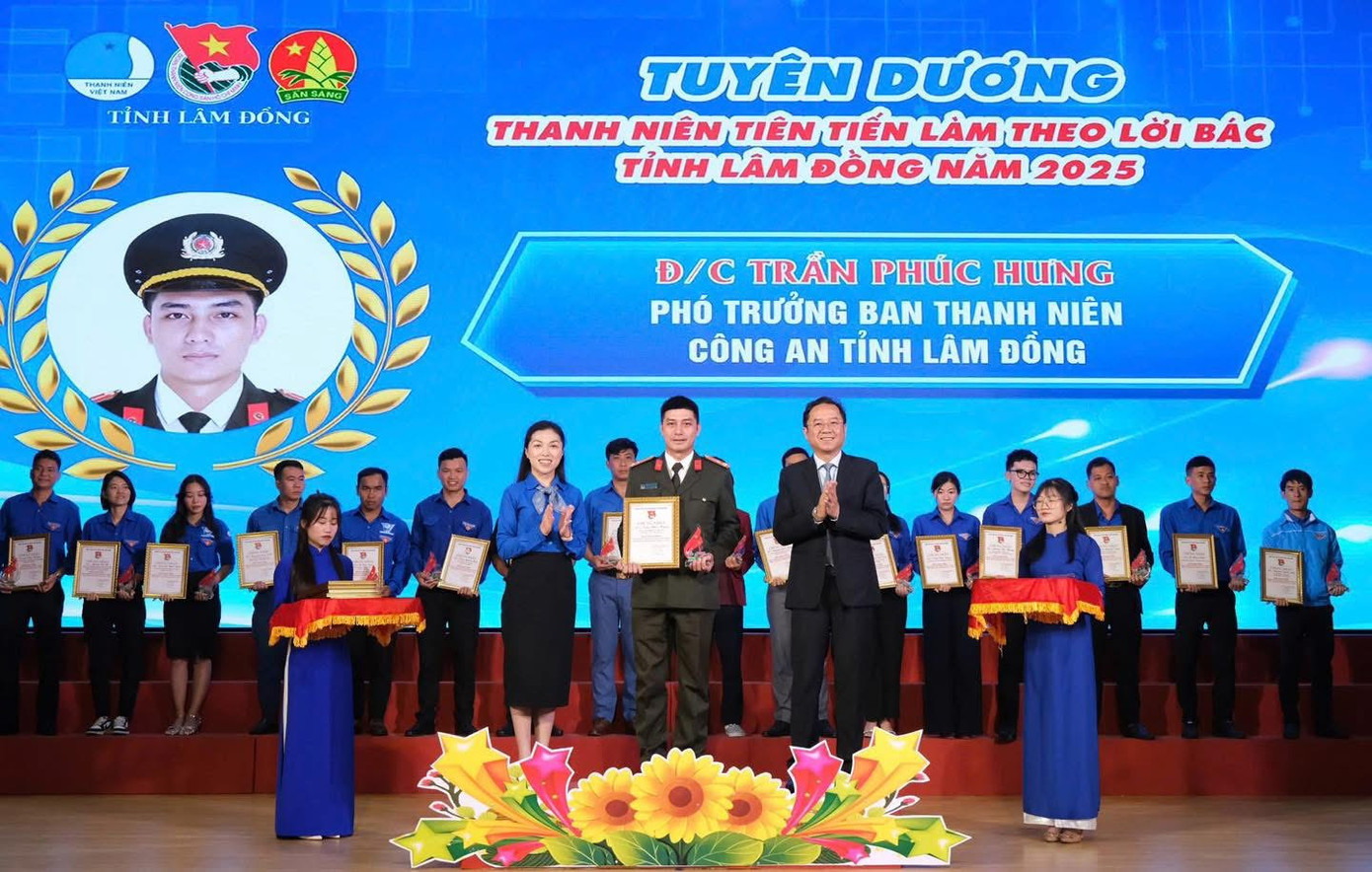 Lãnh đạo Tỉnh ủy, Tỉnh Đoàn Lâm Đồng trao tặng bằng khen cho các cá nhân có thành tích xuất sắc trong thực hiện Chỉ thị 05.