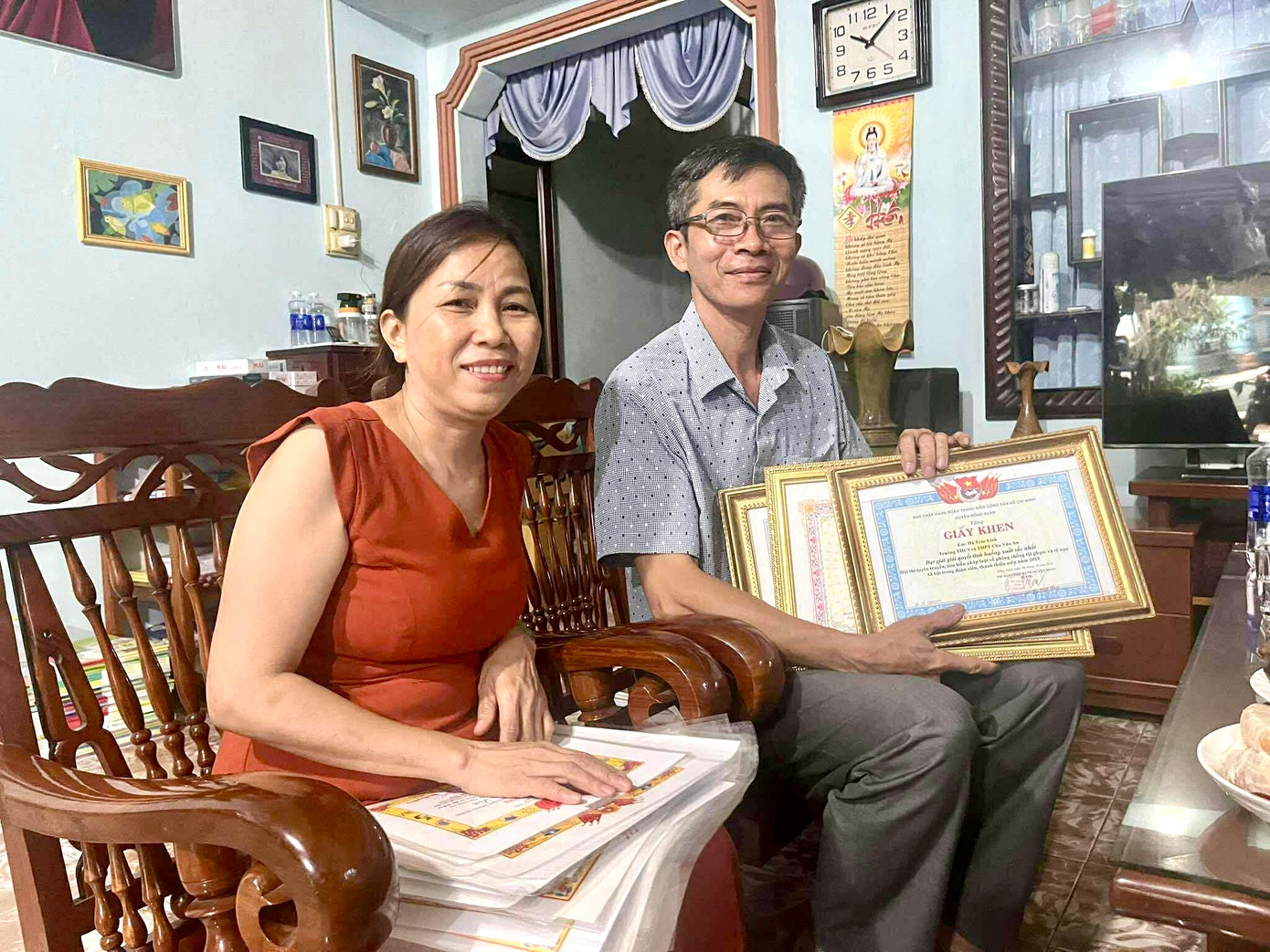 Bố mẹ Hà Trúc Linh tự hào với xấp dày Giấy khen, Bằng khen của con gái