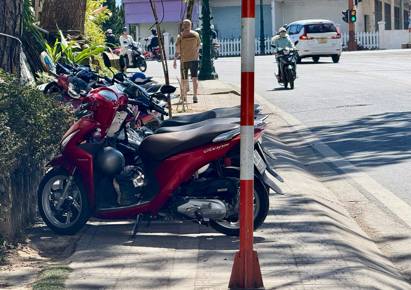 Nhiều vỉa hè các tuyến đường như Nguyễn Công Trứ, Trần Phú, Bà Triệu,… cũng bị lấn chiếm.