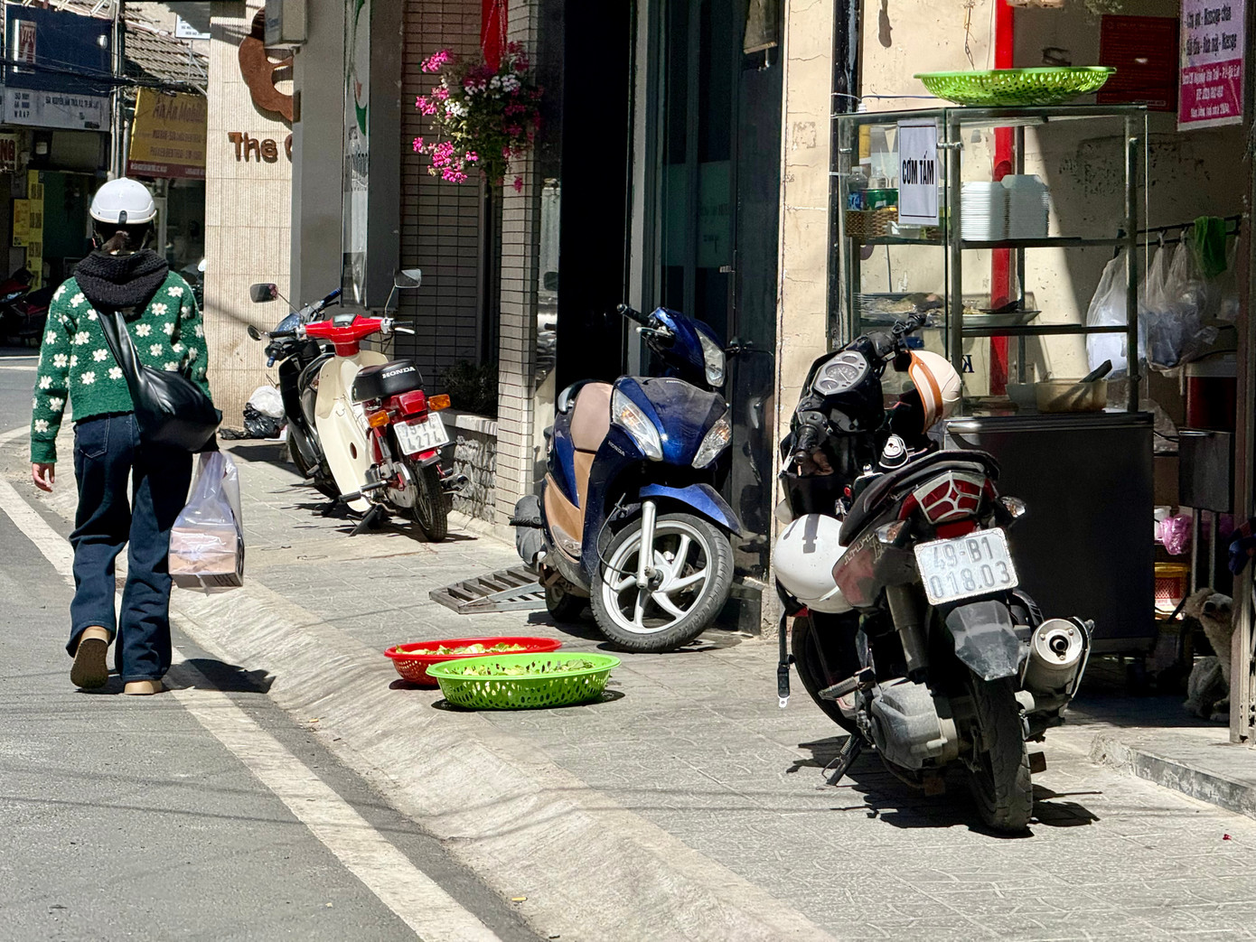 Một hộ dân trên tuyến đường này còn mang rổ rau củ phơi giữa vỉa hè.