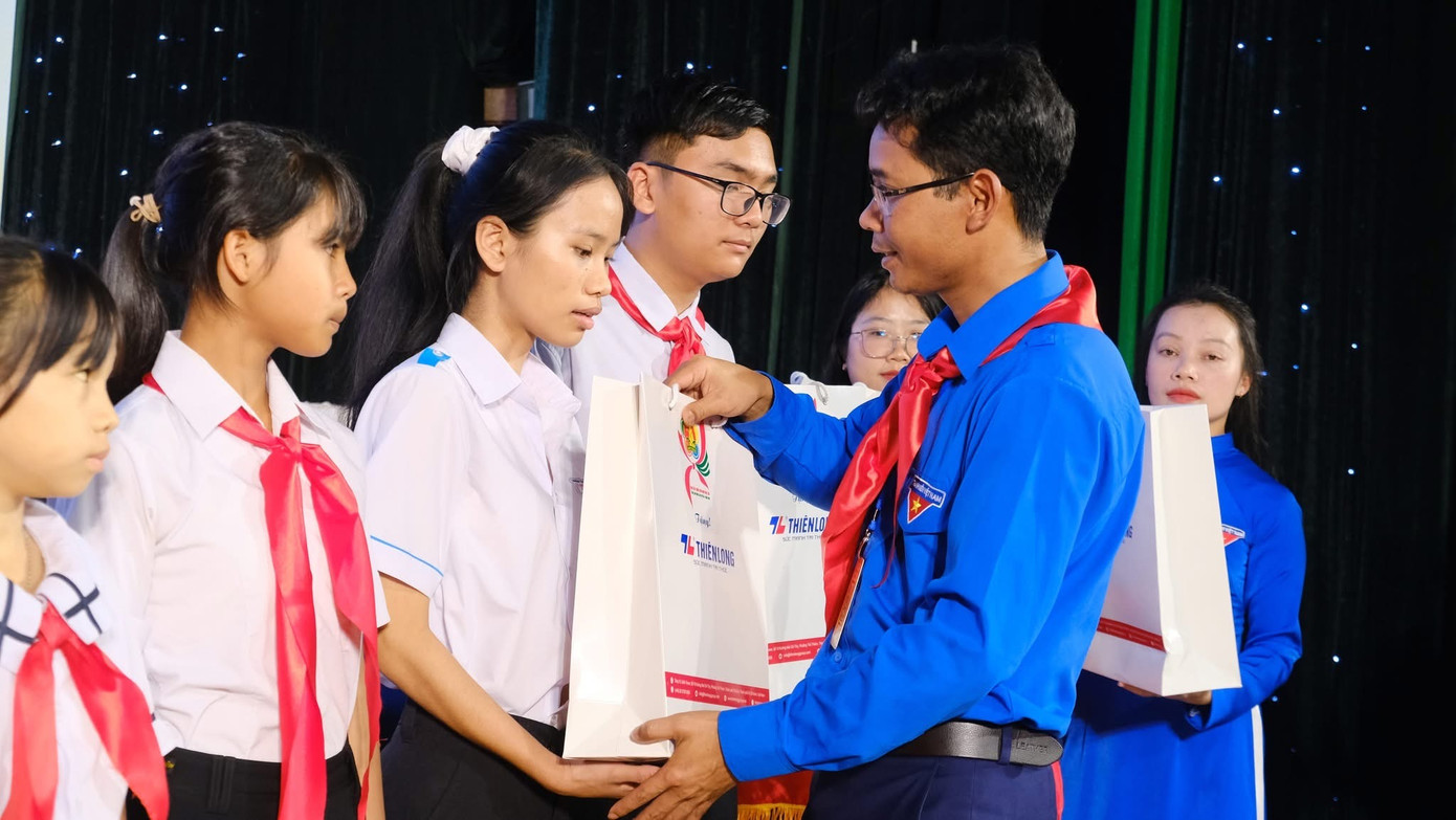 Ban Tổ chức trao tặng phần quà, học bổng cho các em học sinh vượt khó học tốt.