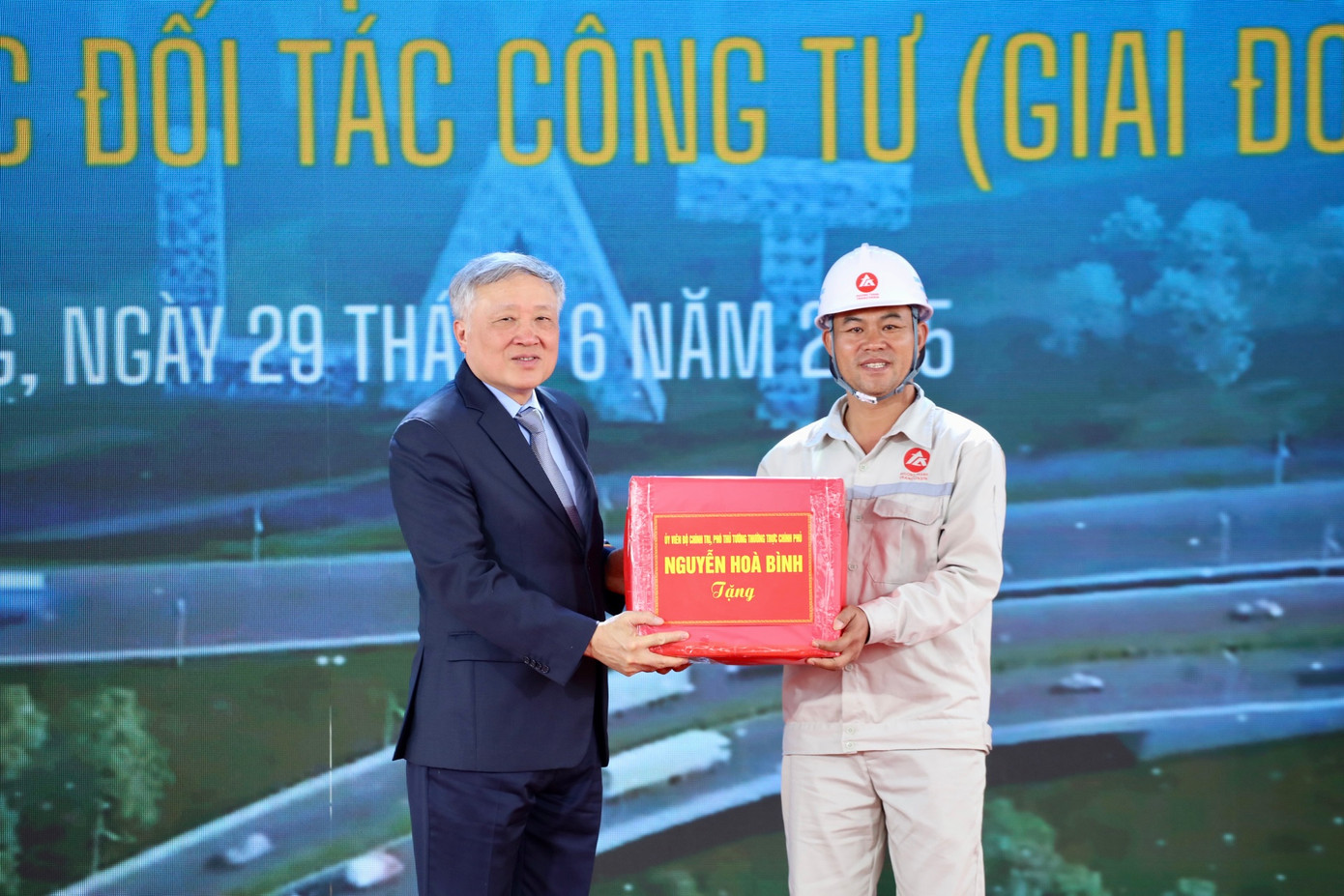 Phó Thủ tướng tặng quà, động viên các công nhân làm việc an toàn, hiệu quả và quyết tâm cao.