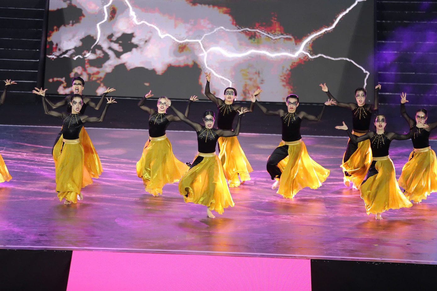 Ngay sau hạng mục Battle, phần thi showcase tiếp tục đẩy bầu không khí tại quảng trường Lâm Viên lên cao trào.