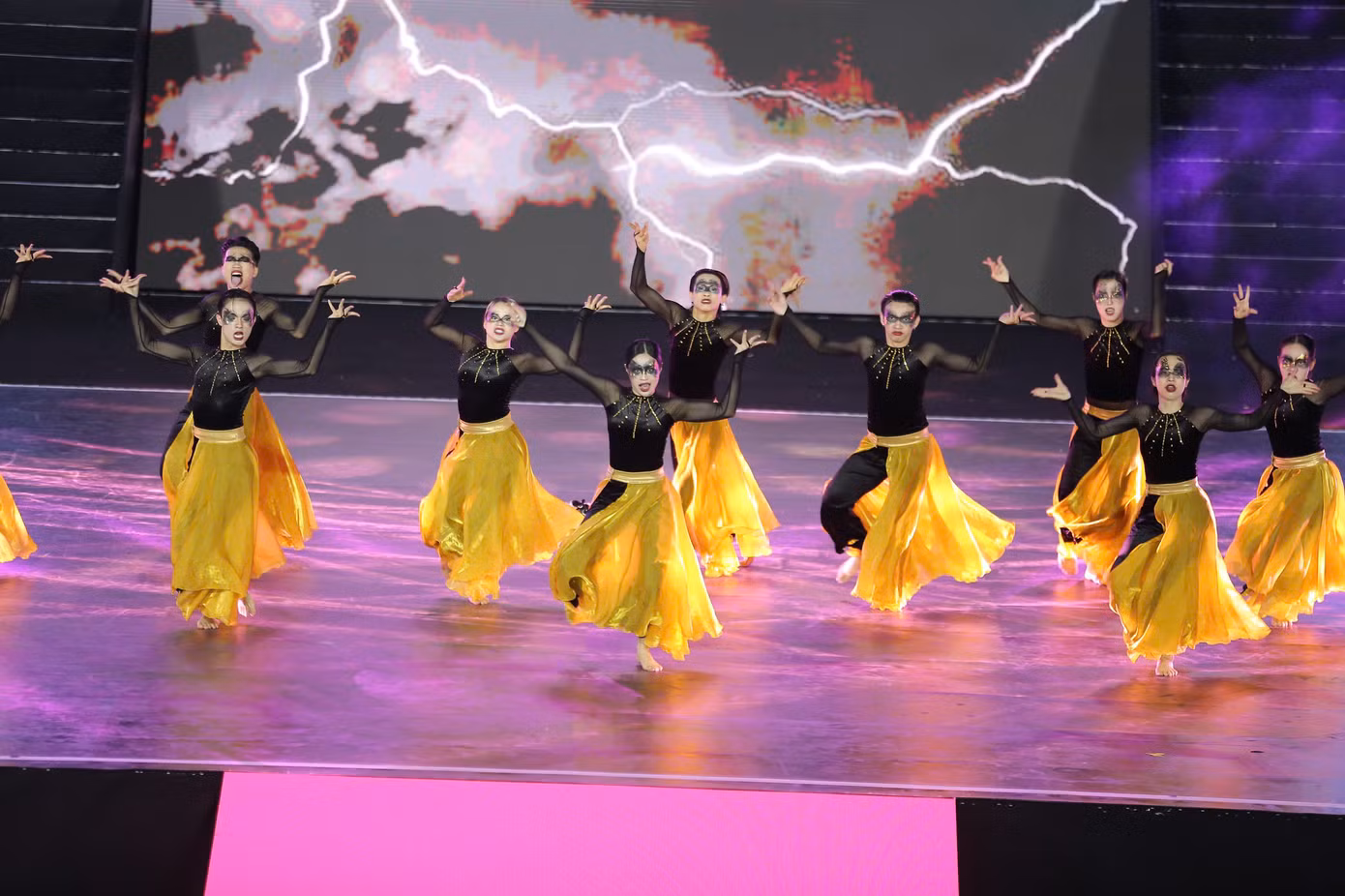Ngay sau hạng mục Battle, phần thi showcase tiếp tục đẩy bầu không khí tại quảng trường Lâm Viên lên cao trào.