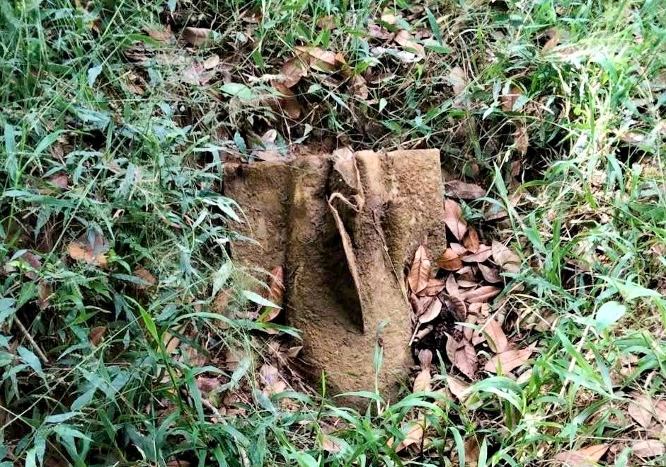 Vật thể giống quả bom lộ thiên cách khu dân cư từ 30-100m.