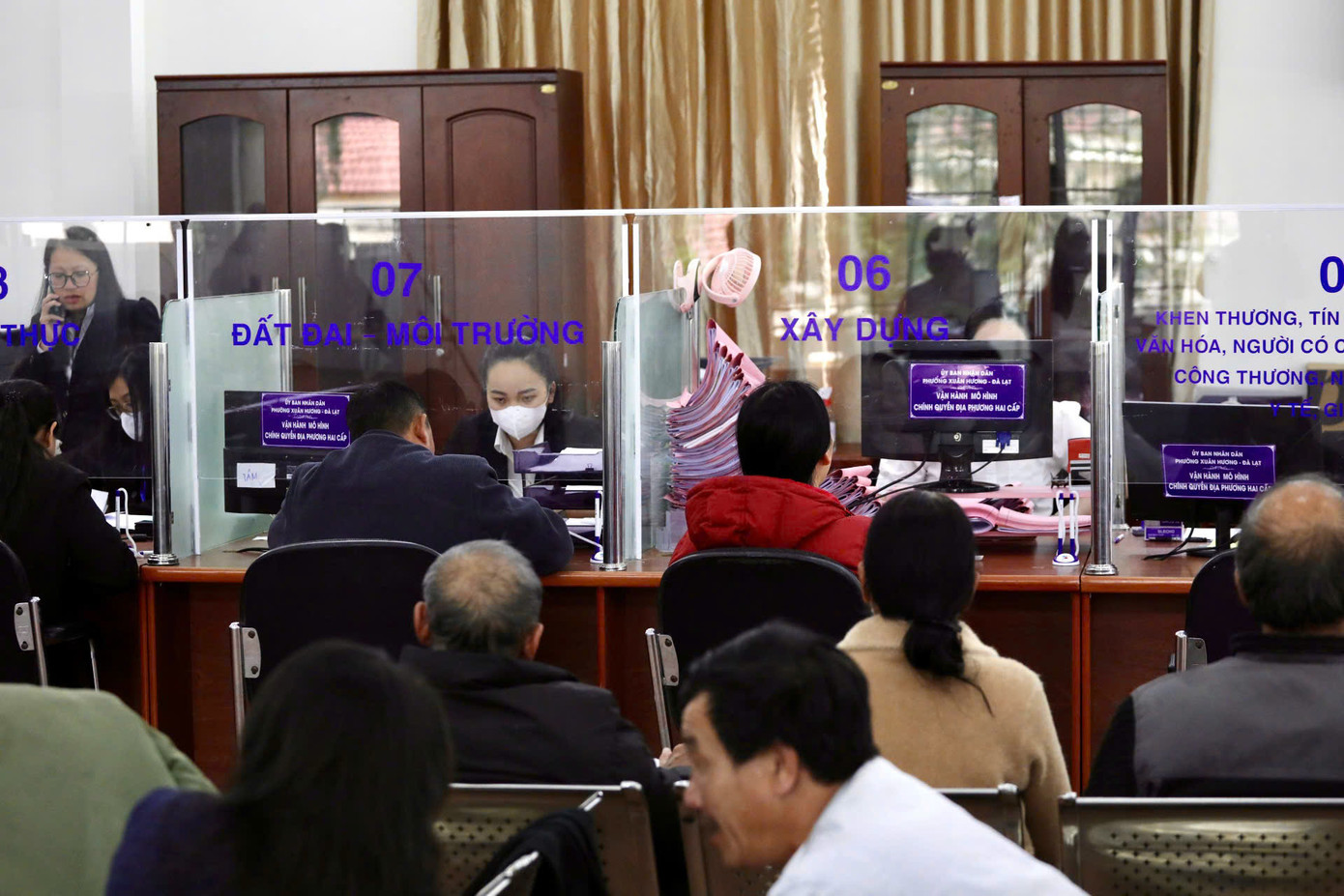 Người dân làm các thủ tục tại phường Xuân Hương - Đà Lạt. Người dân làm các thủ tục tại phường Xuân Hương - Đà Lạt.