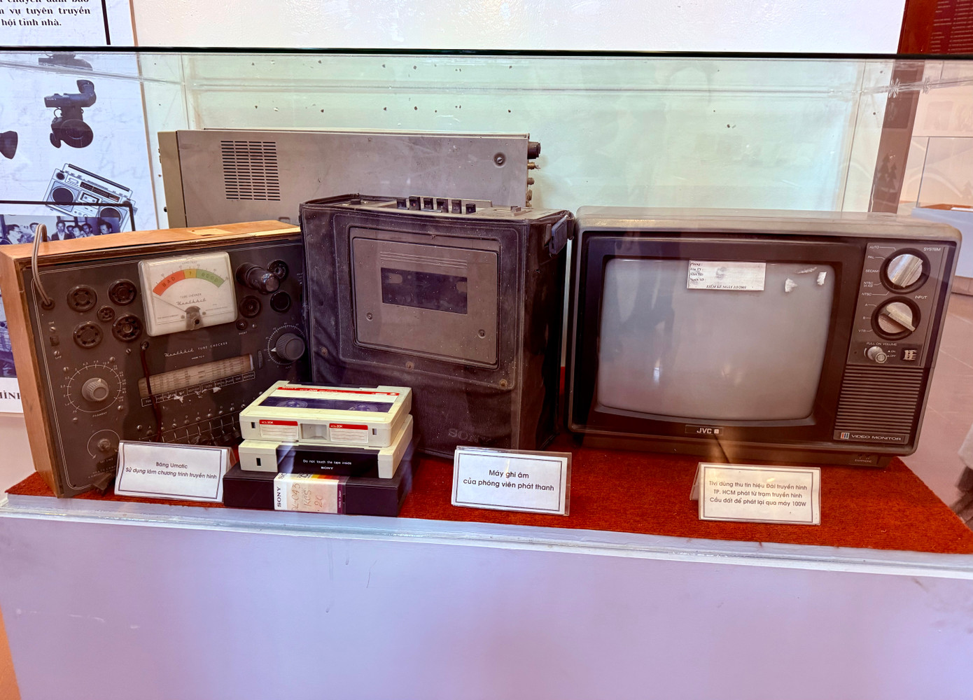 Từ trái sang phải là máy đo tín hiệu sóng dùng kiểm tra chương trình truyền hình, máy ghi âm do phóng viên phát thanh sử dụng và máy thu hình trắng đen JVC được Đài Truyền hình TP.HCM dùng để kiểm tra tín hiệu phát sóng qua máy 100W.